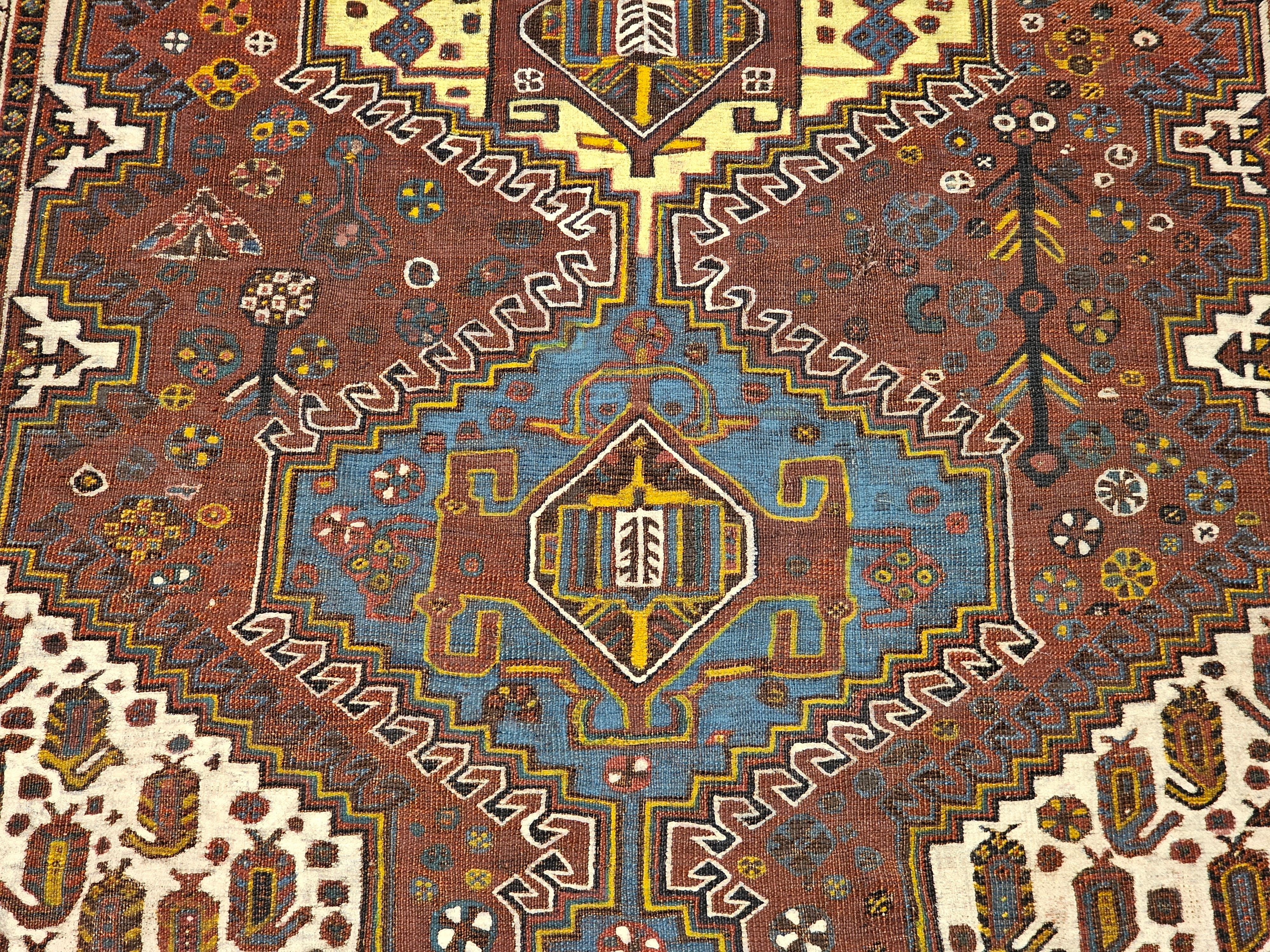 Tapis tribal persan Qashqai vintage en rouille, ivoire, bleu royal, jaune, bleu marine en vente 2