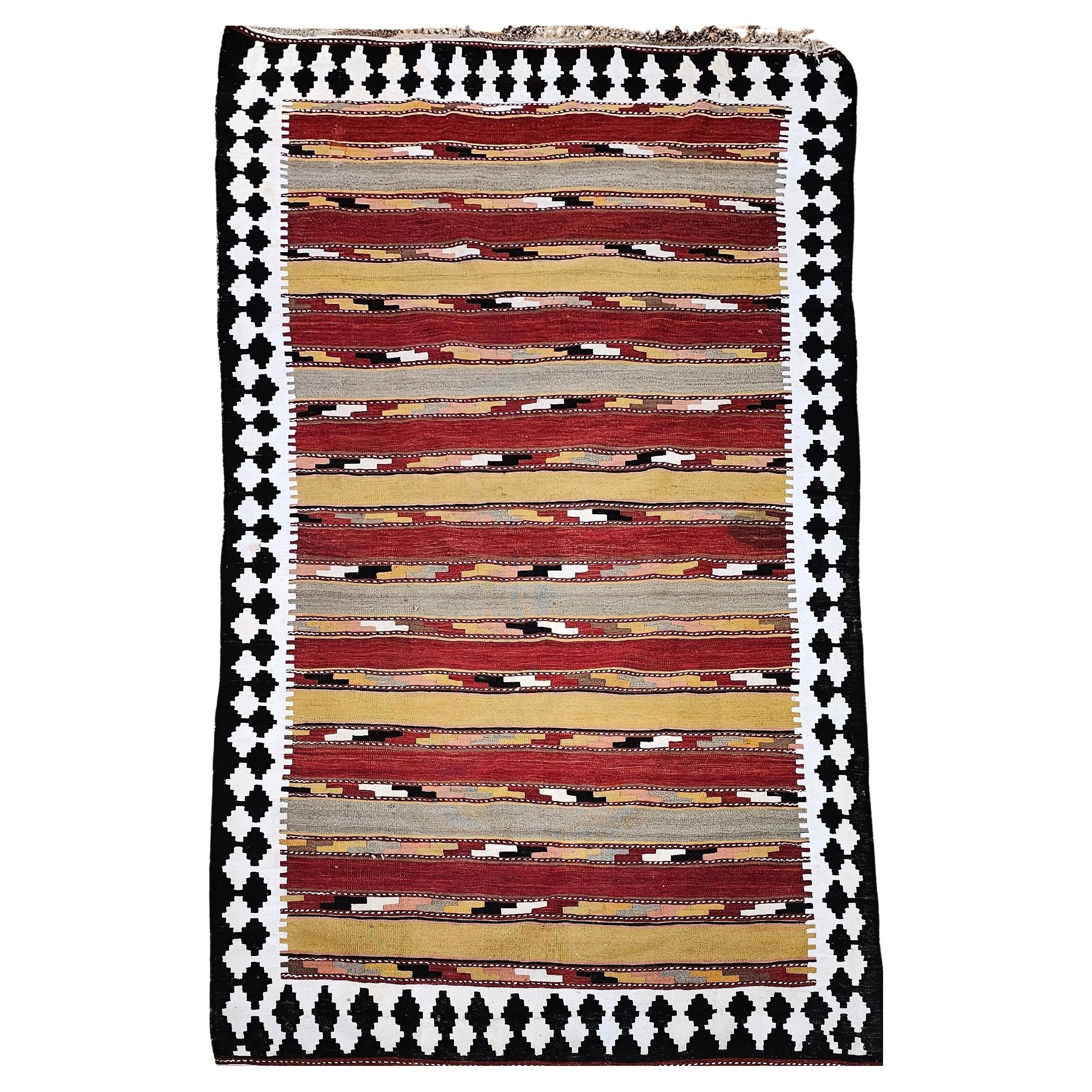 Alfombra vintage persa Qashqai Tribal Kilim en amarillo, verde, rojo, marfil y marrón