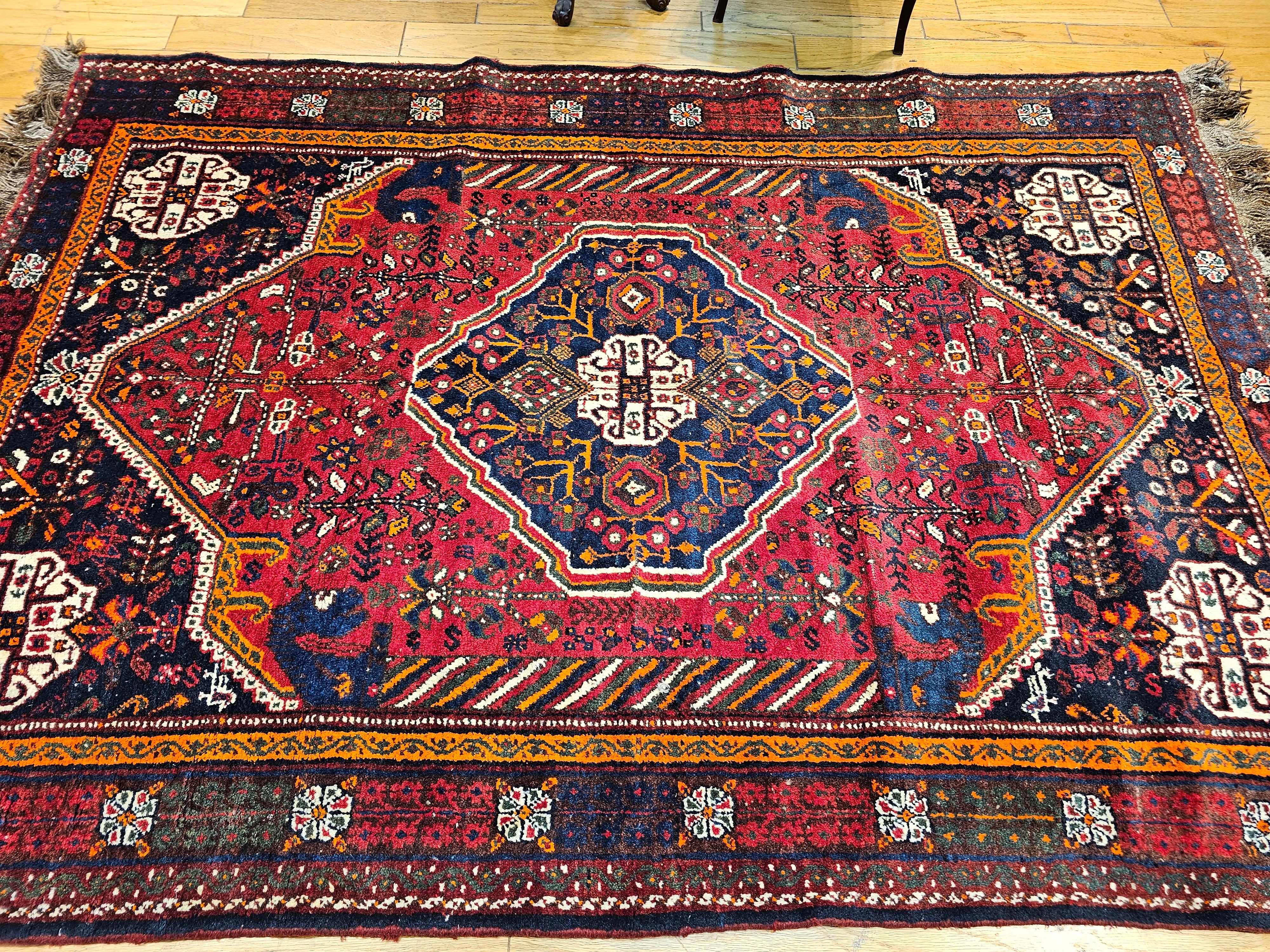 Tapis tribal persan Qashqai vintage en rouge, bleu, ivoire, vert, Brown en vente 7