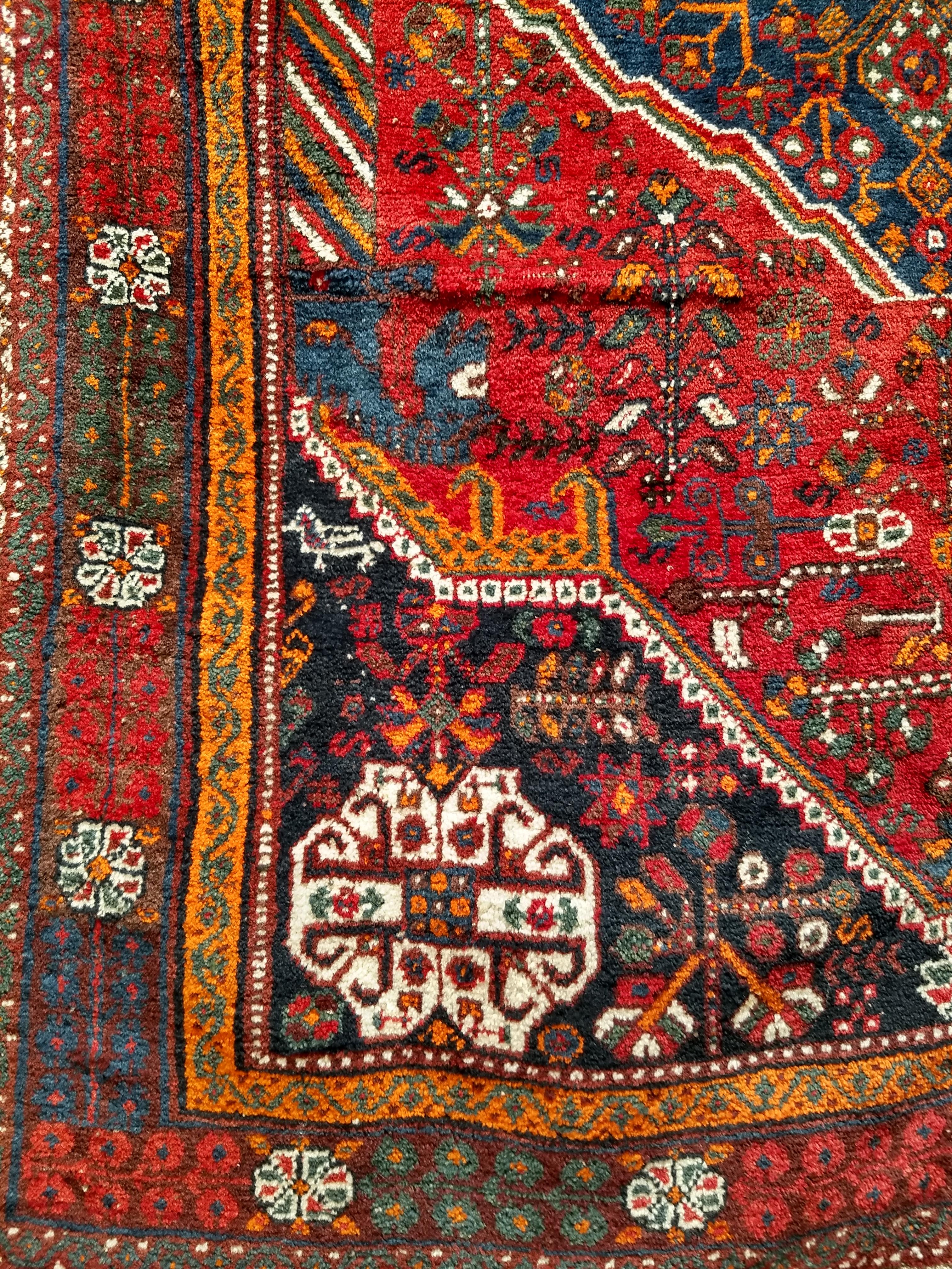Tapis tribal persan Qashqai vintage en rouge, bleu, ivoire, vert, Brown en vente 3