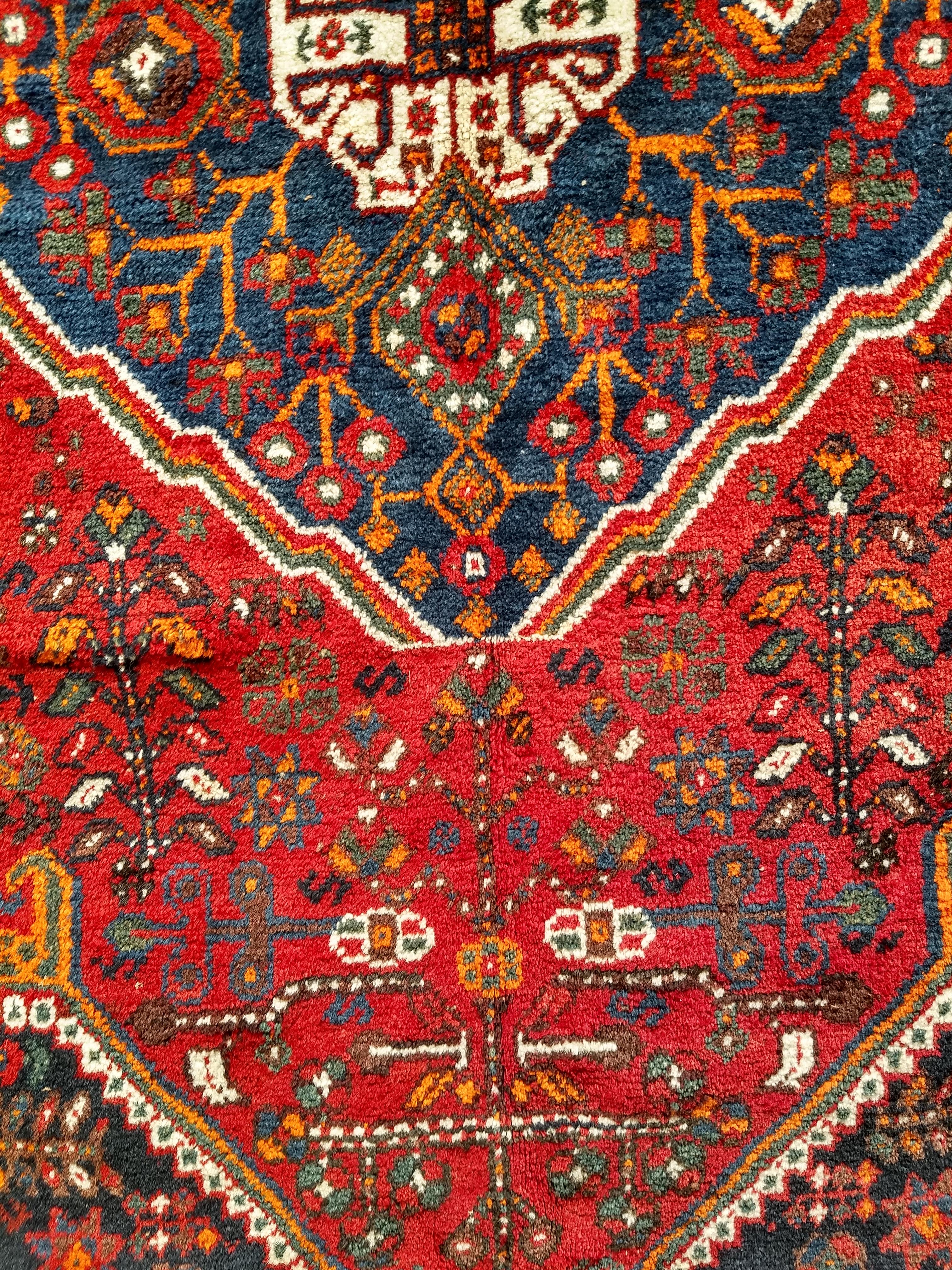 Tapis tribal persan Qashqai vintage en rouge, bleu, ivoire, vert, Brown en vente 1