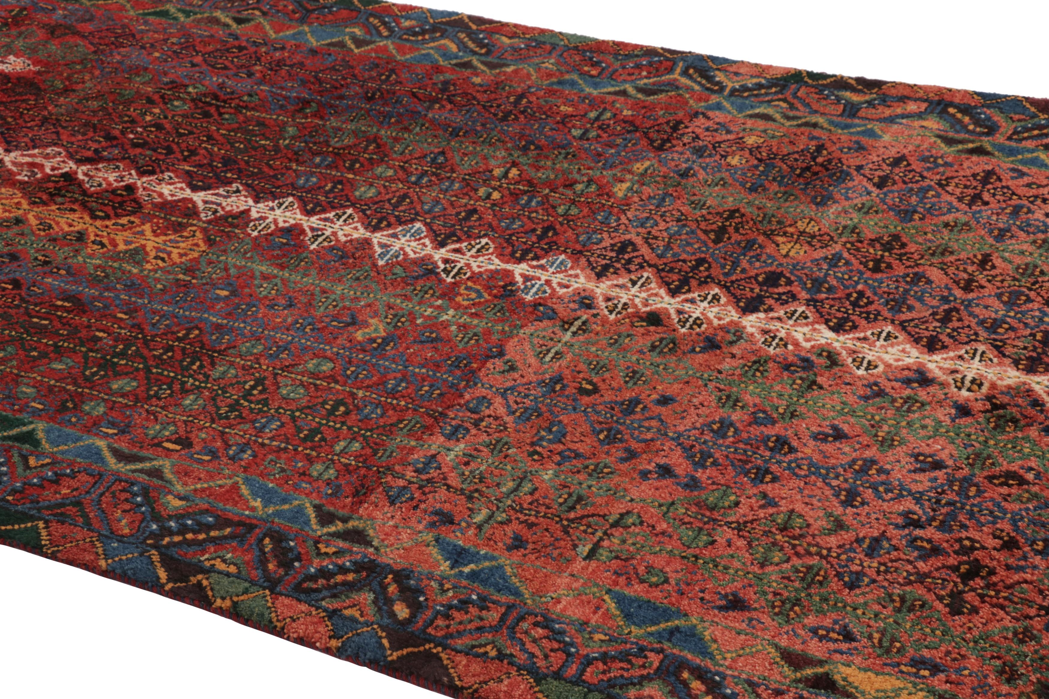 Questo tappeto tribale persiano vintage 4x8 di provenienza Qashqai è l'ultimo grande ingresso nella curatela di Rug & Kilim di opere esemplari e non comuni di origine nomade, realizzate con lana annodata a mano intorno al 1950-1960.

Sul design: