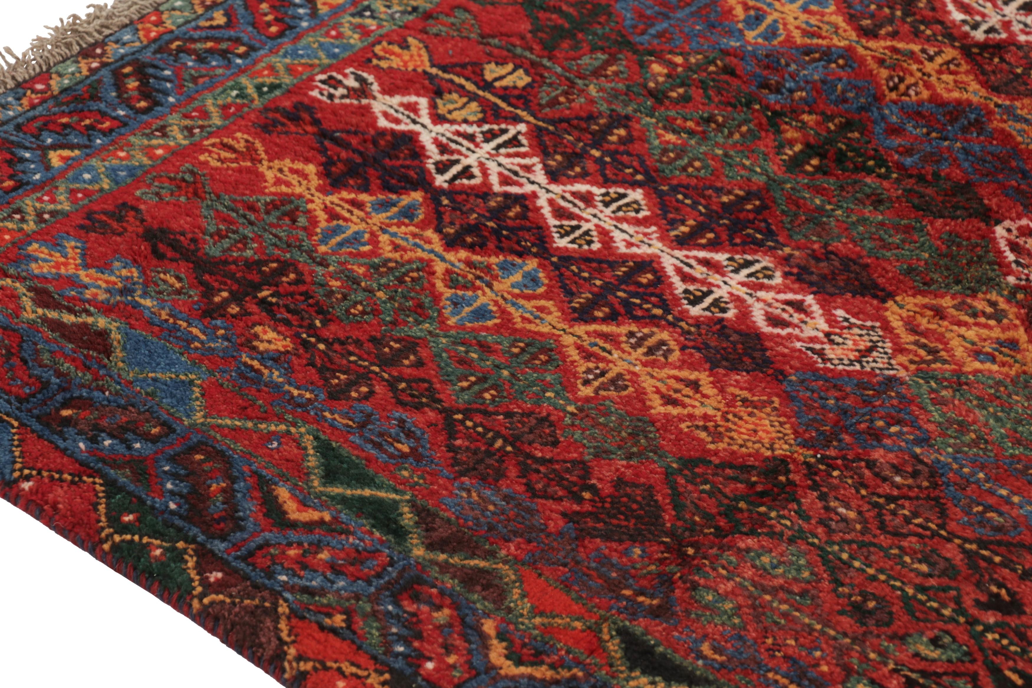 Persiano Tappeto persiano vintage Qashqai Tribal Runner in rosso, geometrico - Rug & Kilim in vendita