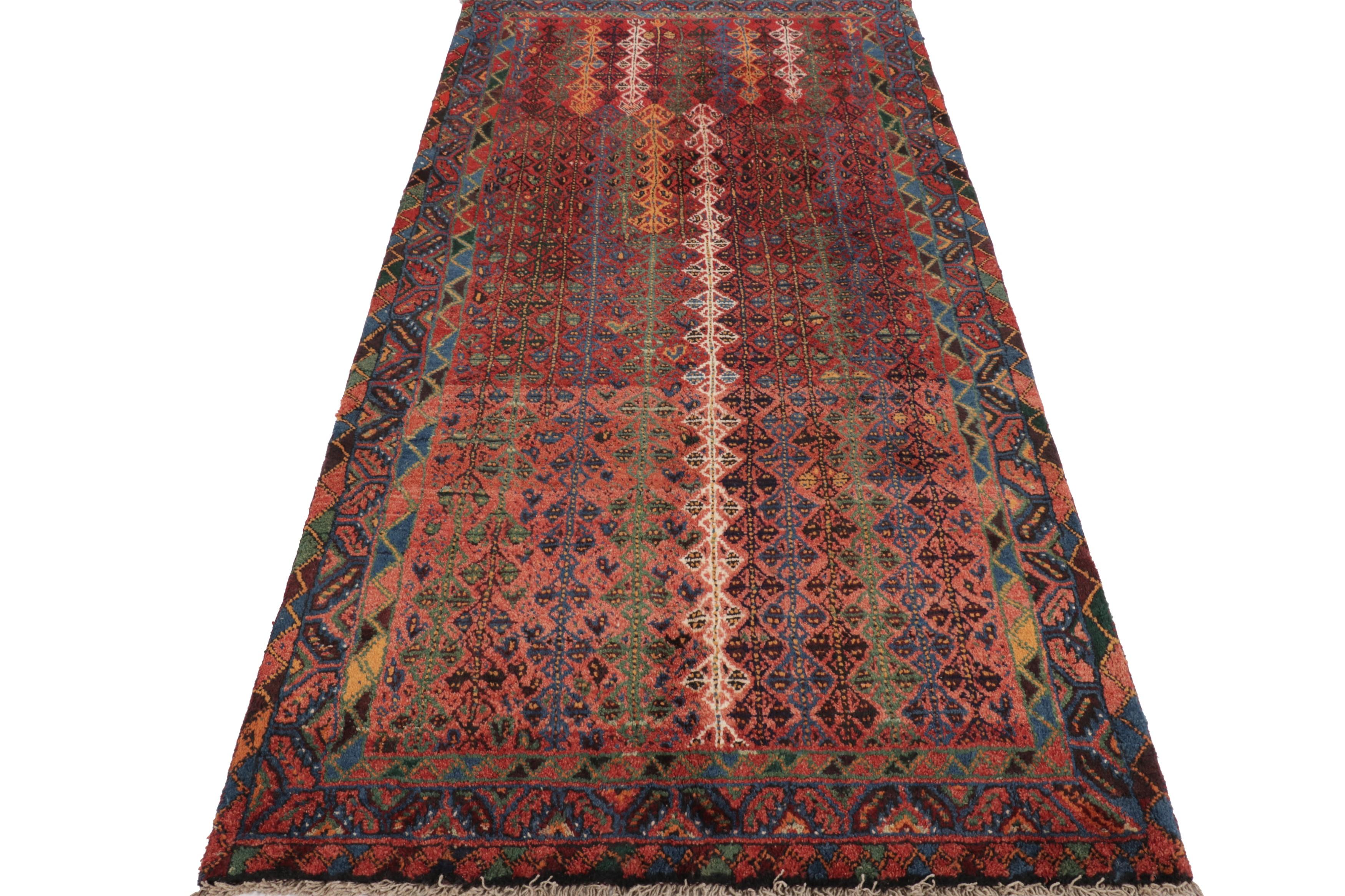 Annodato a mano Tappeto persiano vintage Qashqai Tribal Runner in rosso, geometrico - Rug & Kilim in vendita