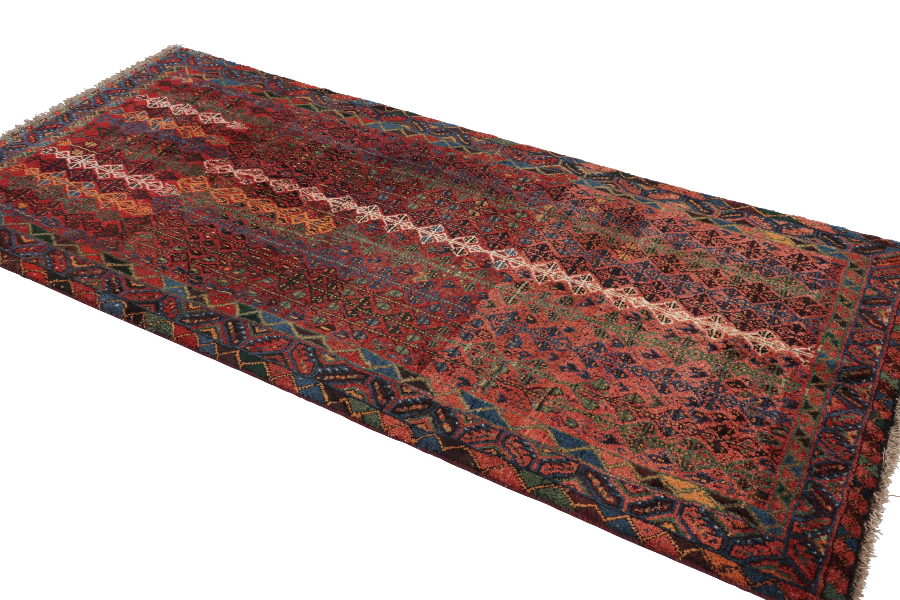 Tappeto persiano vintage Qashqai Tribal Runner in rosso, geometrico - Rug & Kilim In condizioni ottime in vendita a Long Island City, NY