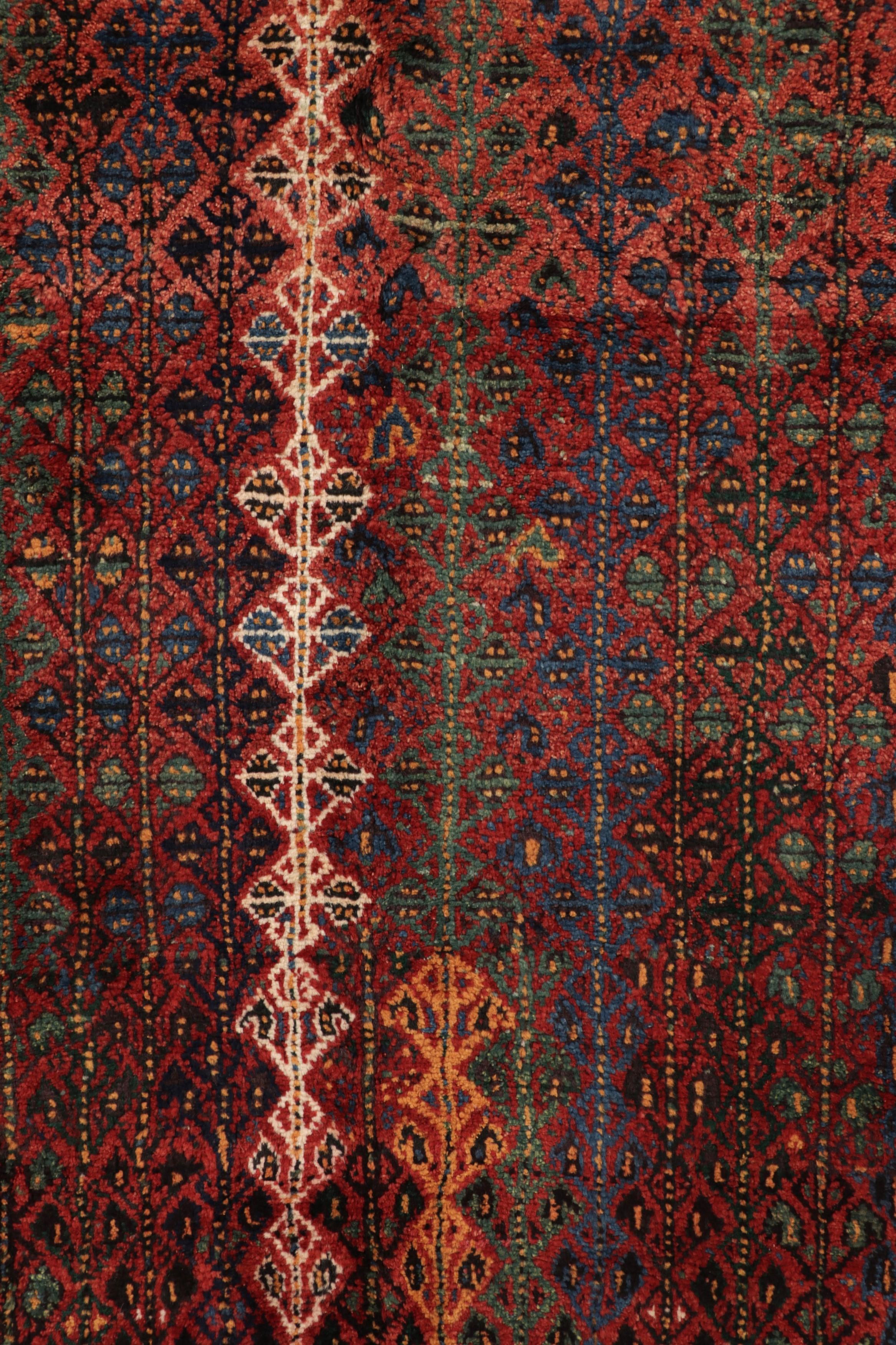 Metà XX secolo Tappeto persiano vintage Qashqai Tribal Runner in rosso, geometrico - Rug & Kilim in vendita