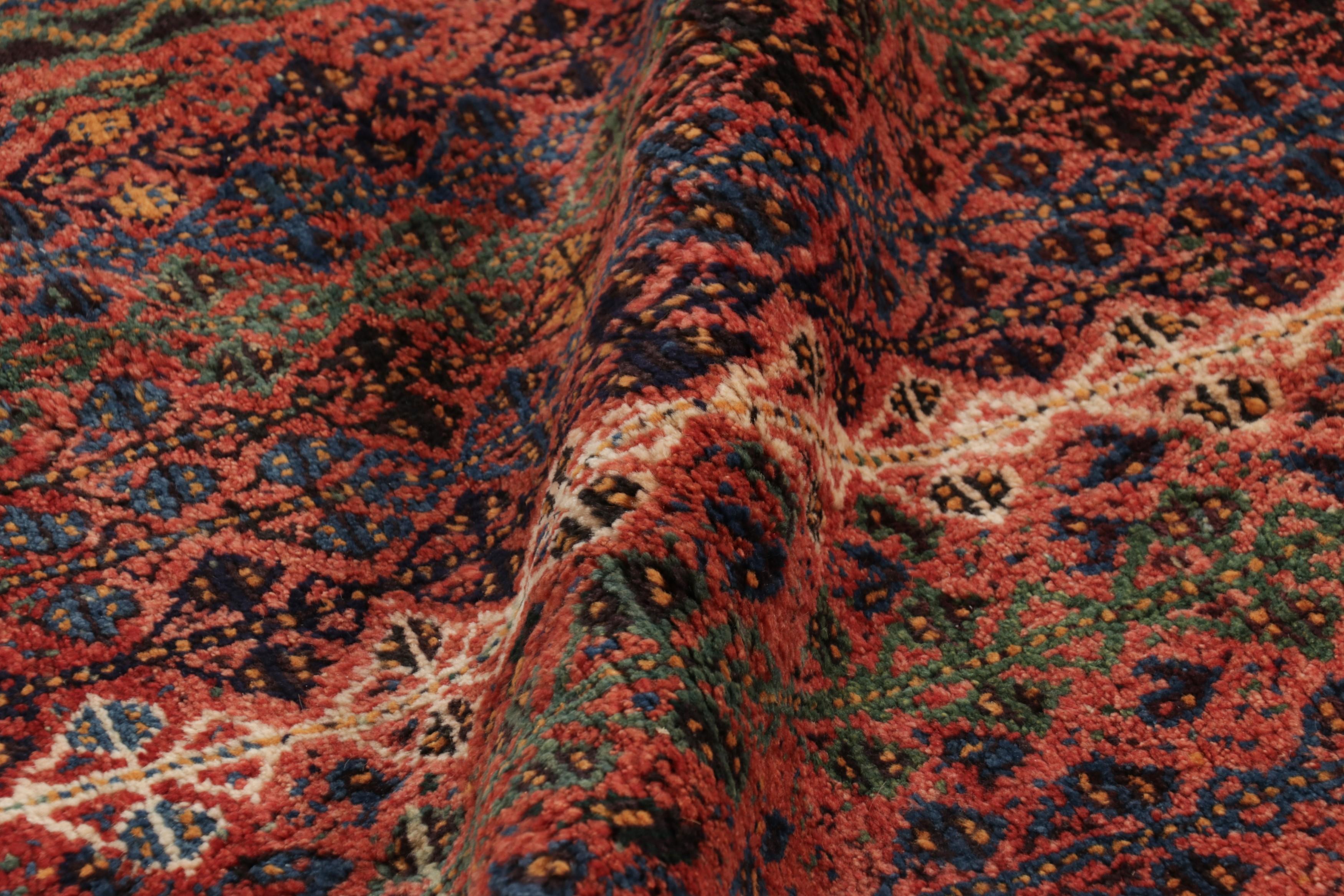 Lana Tappeto persiano vintage Qashqai Tribal Runner in rosso, geometrico - Rug & Kilim in vendita