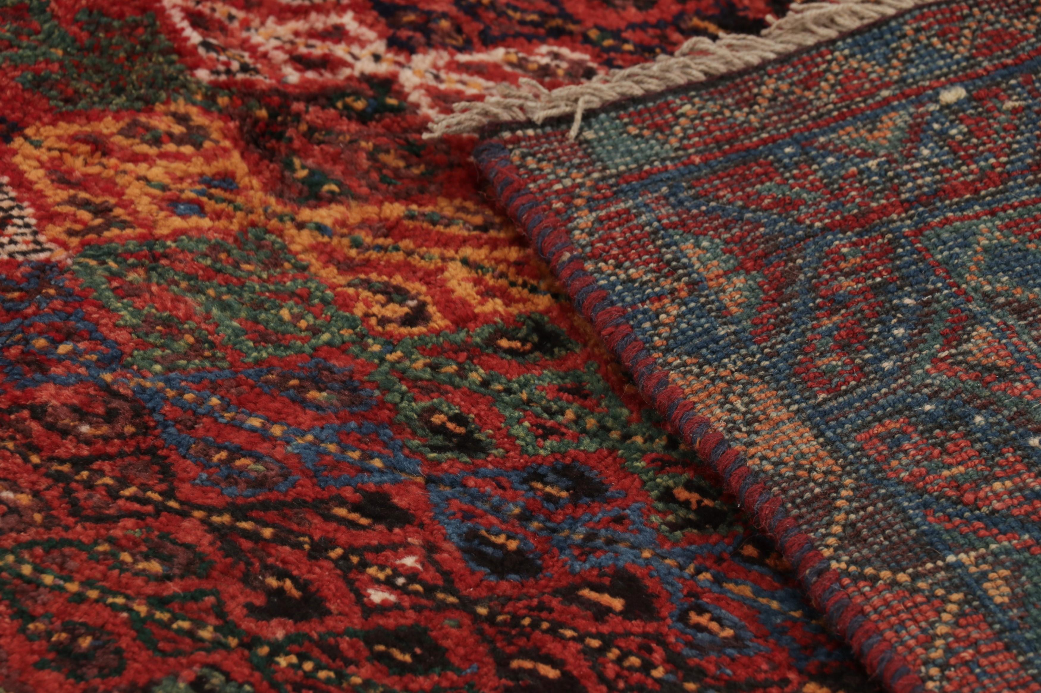 Tappeto persiano vintage Qashqai Tribal Runner in rosso, geometrico - Rug & Kilim in vendita 1