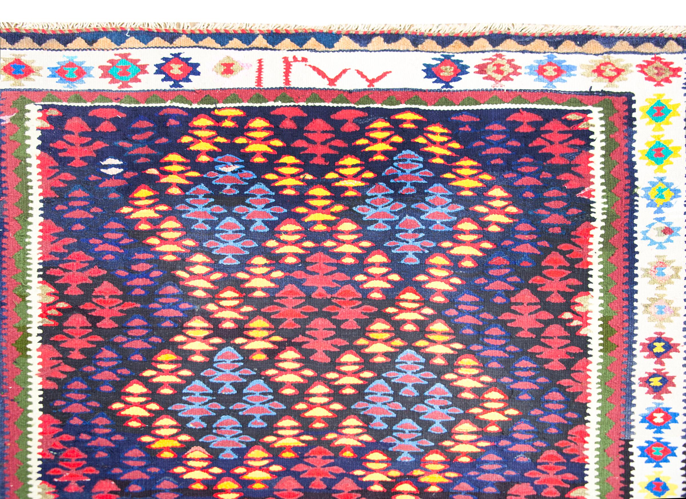 Persischer Qazvin-Kelim-Teppich im Vintage-Stil im Angebot 4