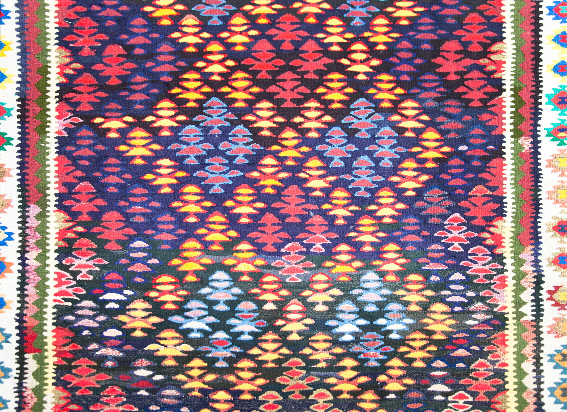 Persischer Qazvin-Kelim-Teppich im Vintage-Stil im Angebot 9