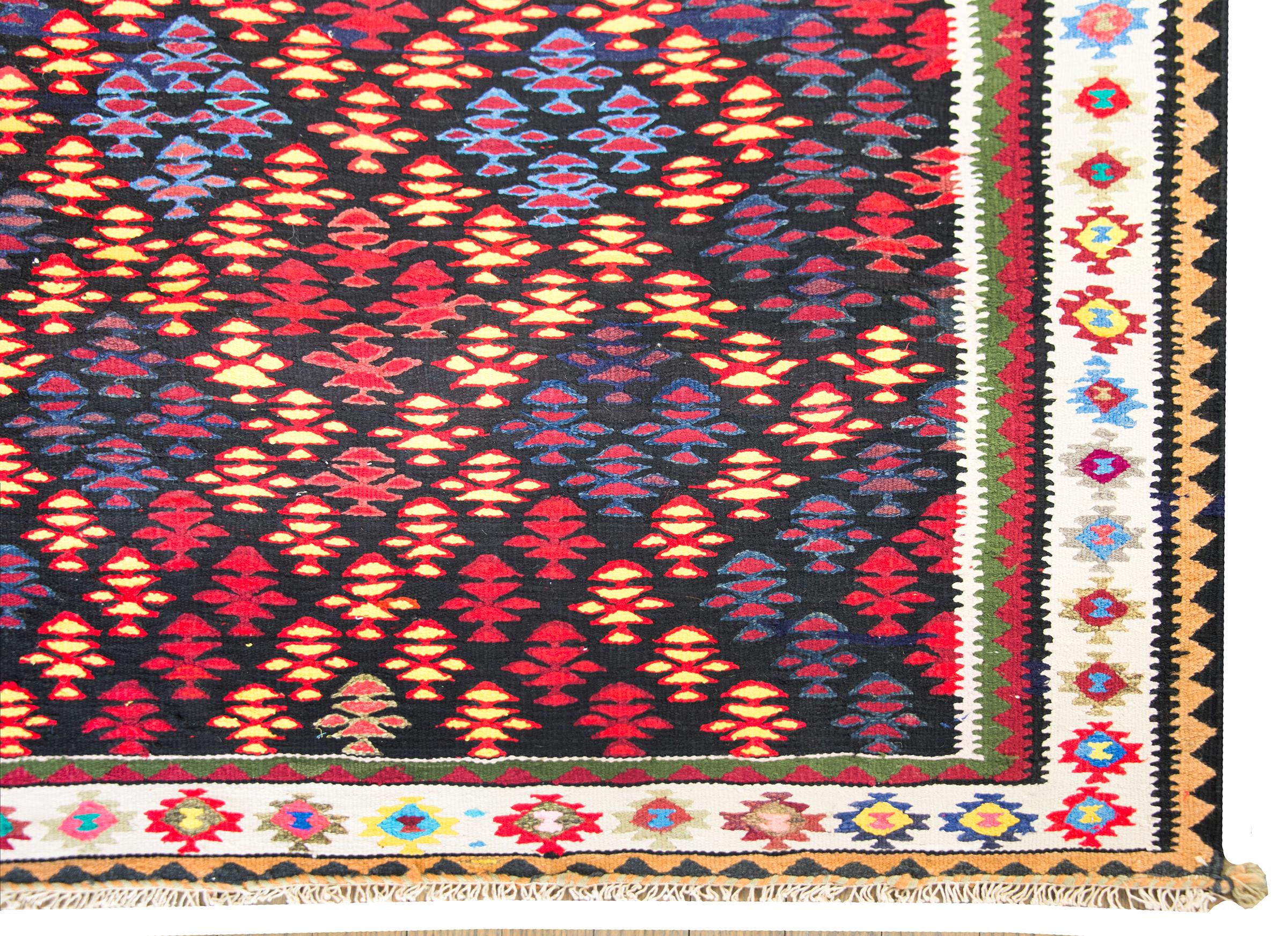 Tapis Kilim persan Qazvin vintage en vente 9