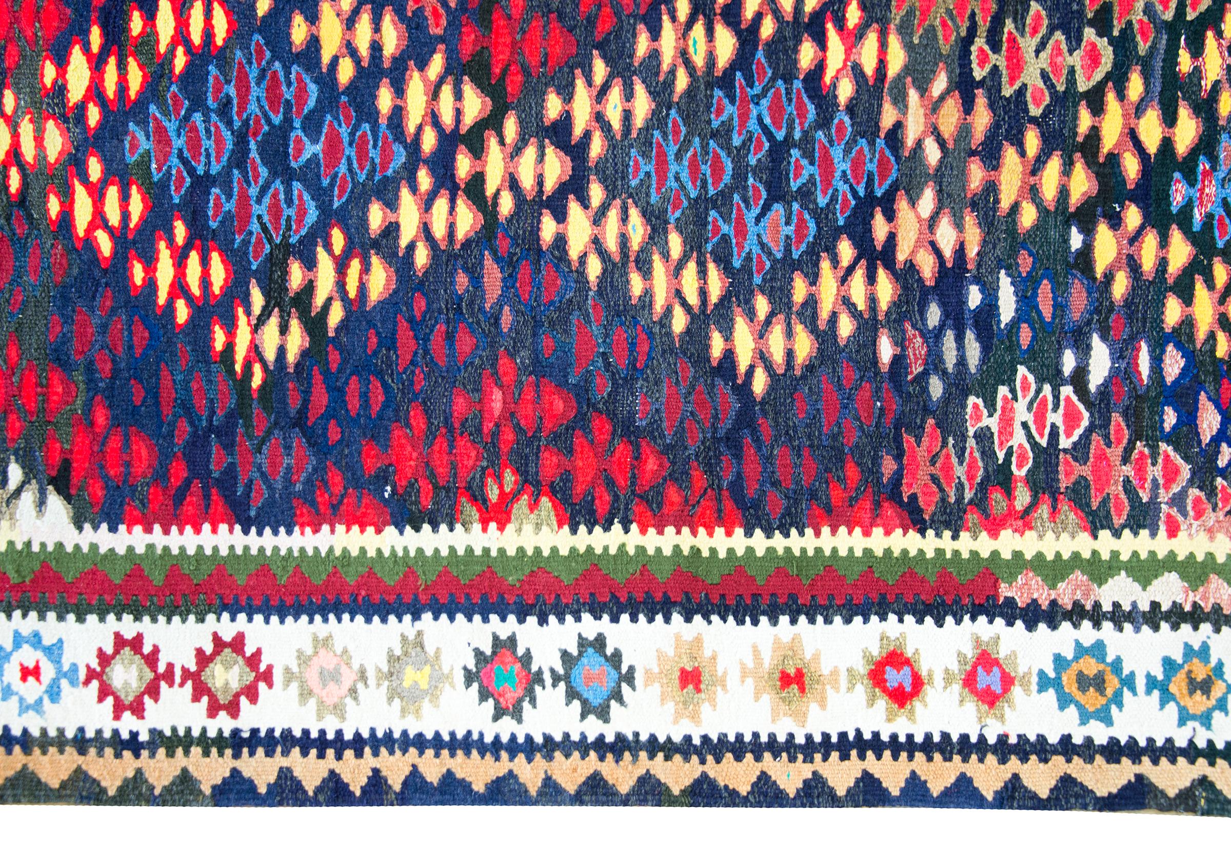 Persischer Qazvin-Kelim-Teppich im Vintage-Stil im Zustand „Gut“ im Angebot in Chicago, IL