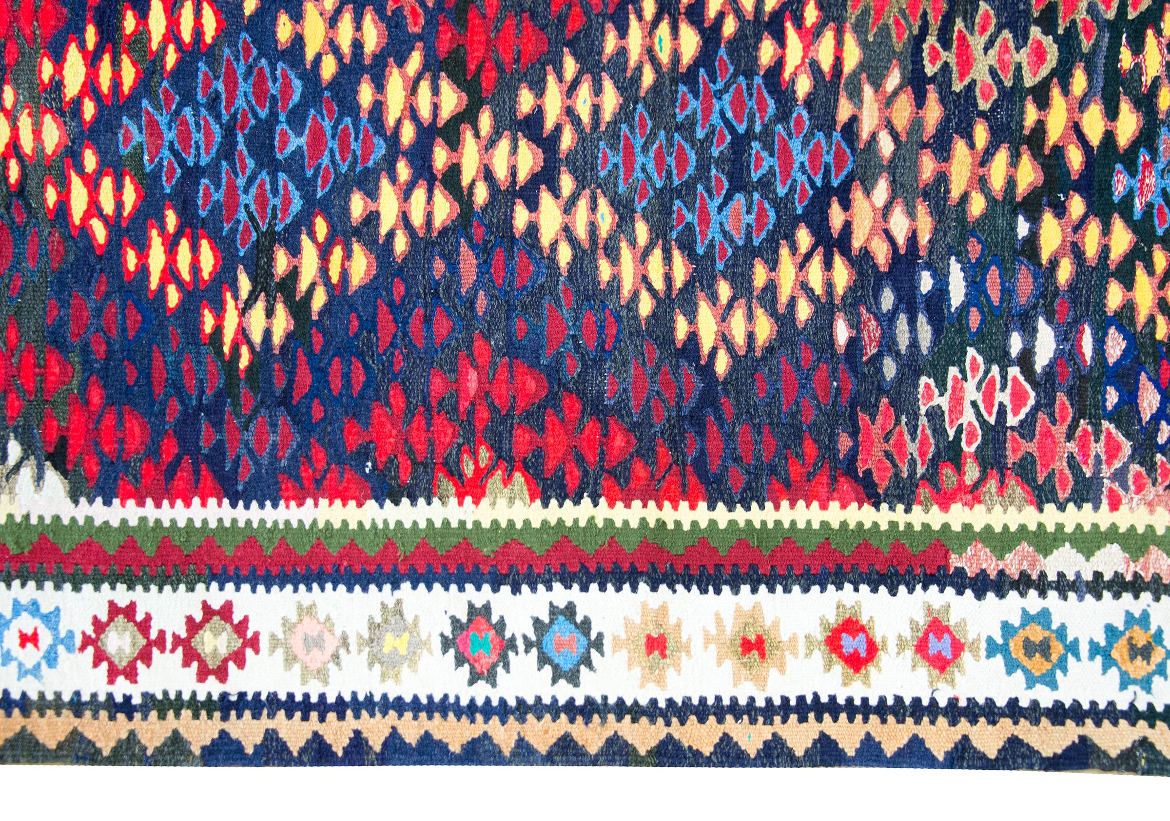 Noué à la main Tapis Kilim persan Qazvin vintage en vente