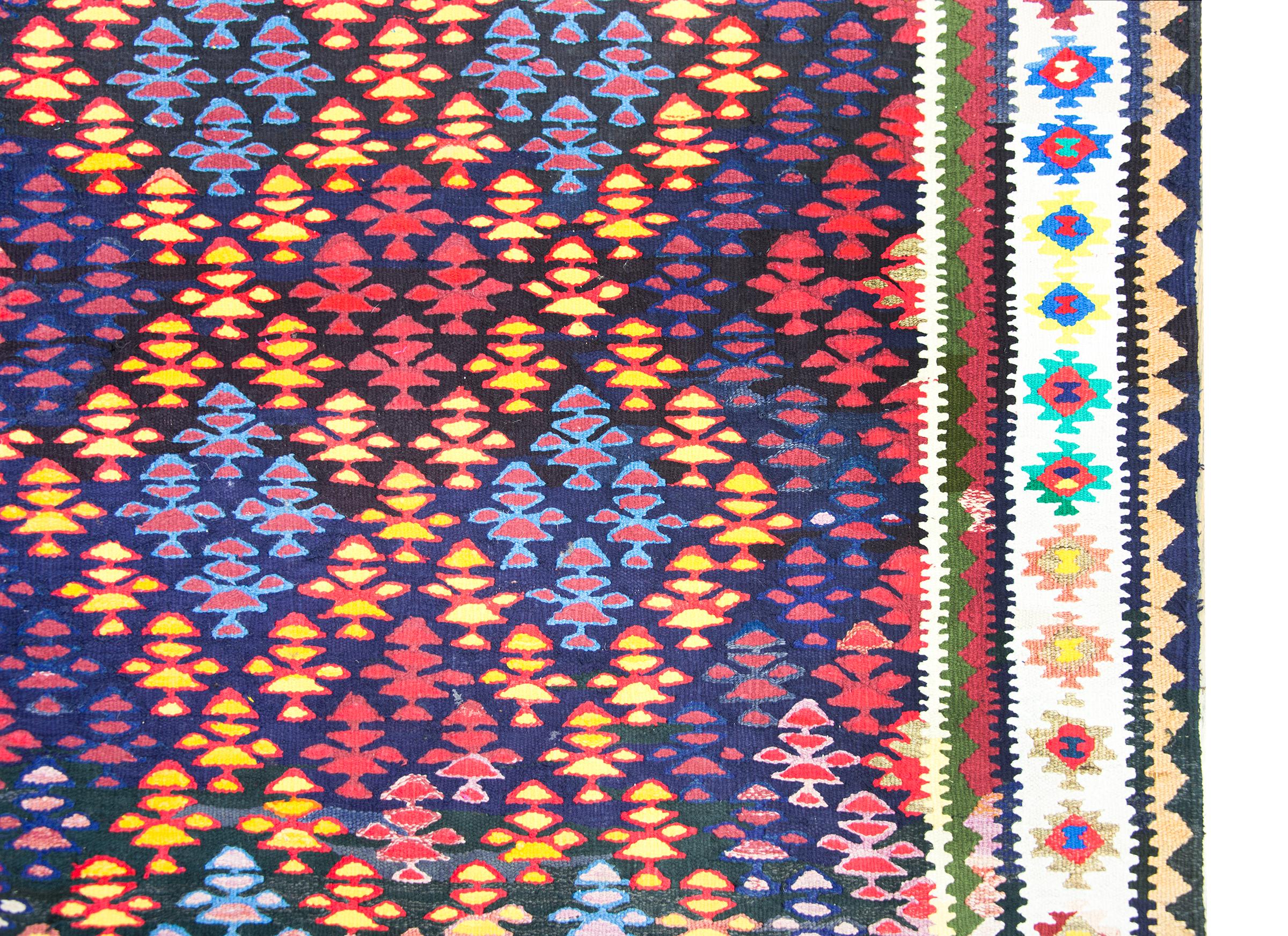Persischer Qazvin-Kelim-Teppich im Vintage-Stil (20. Jahrhundert) im Angebot