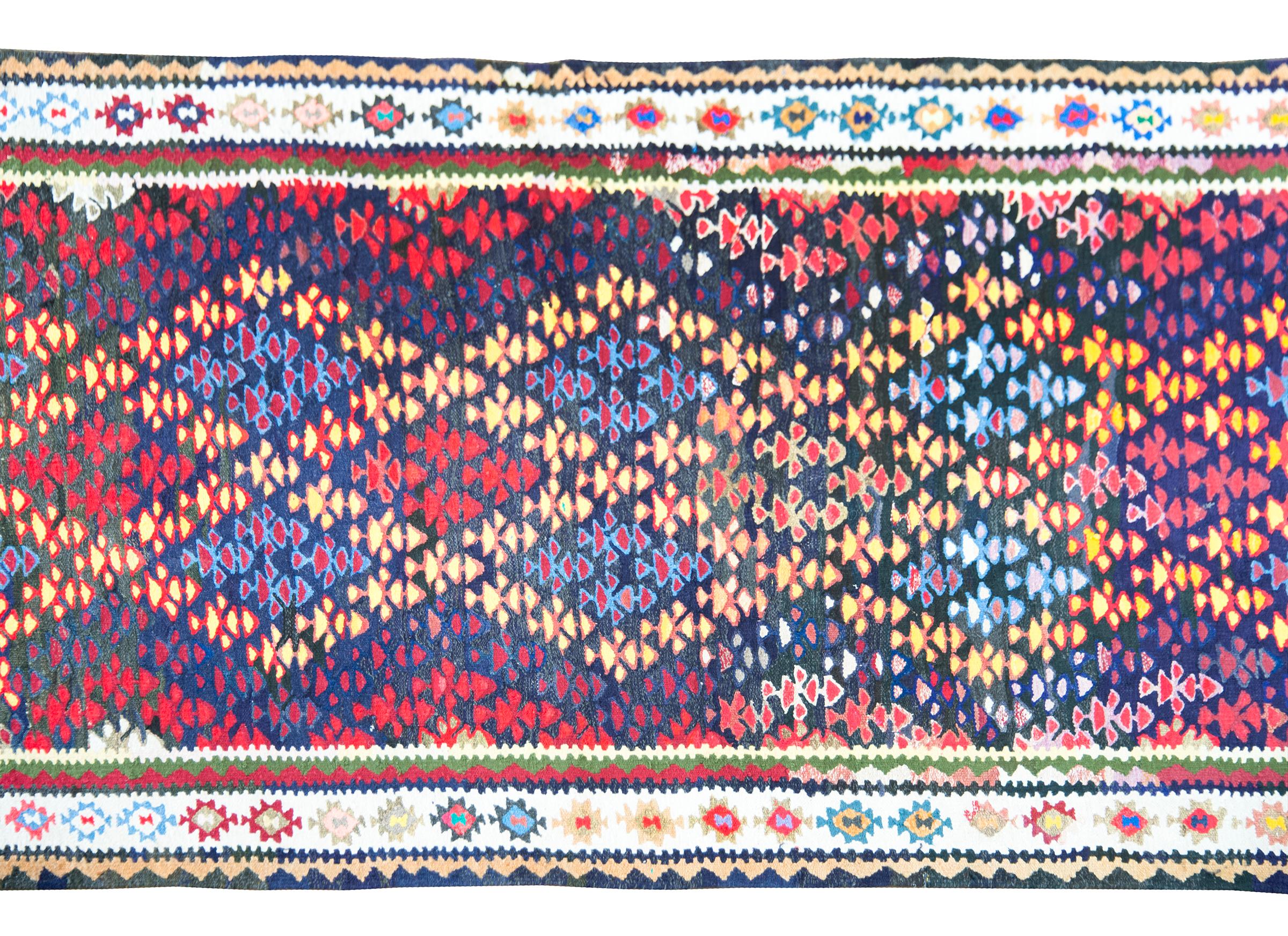 Persischer Qazvin-Kelim-Teppich im Vintage-Stil im Angebot 1