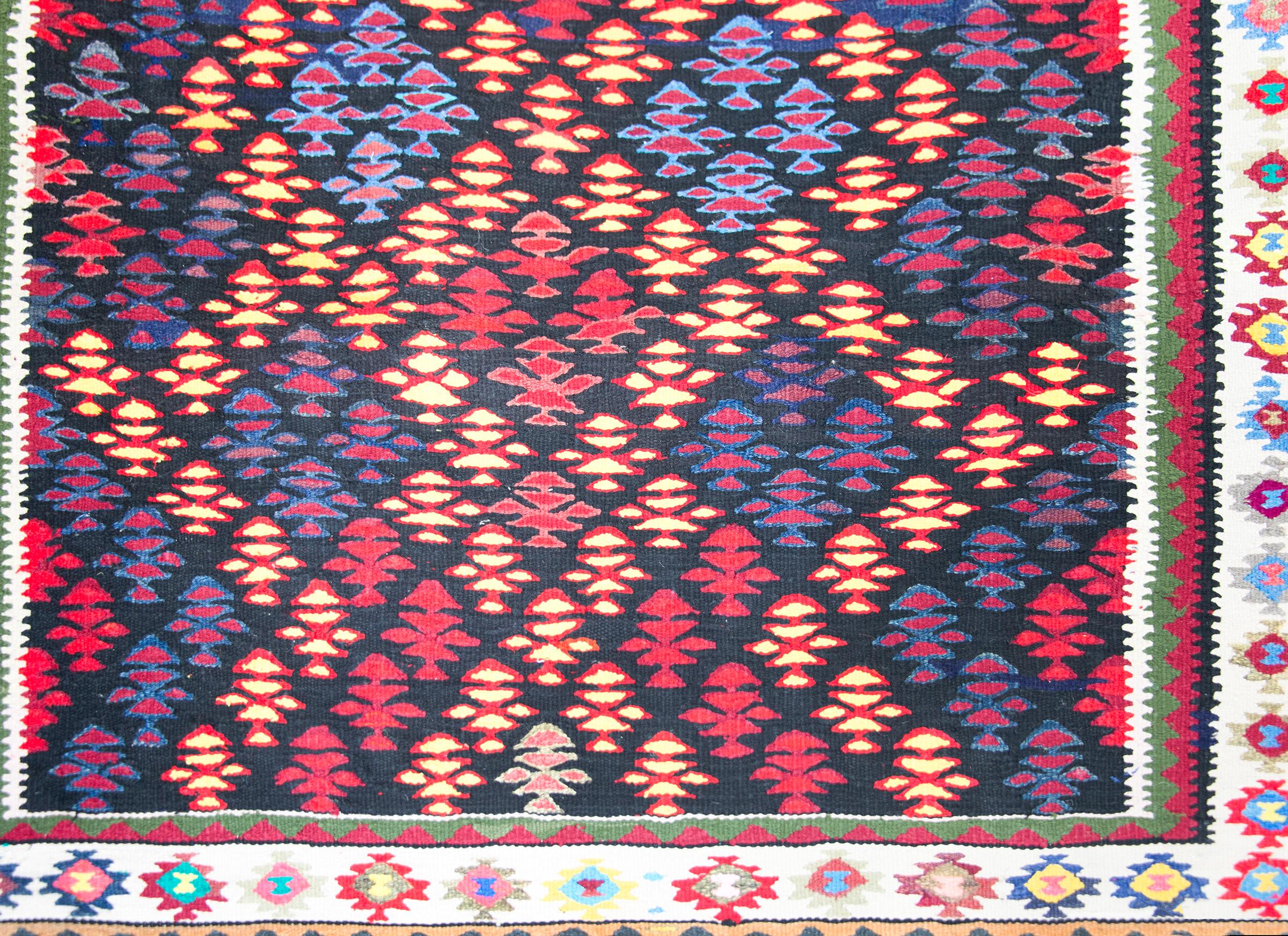 Persischer Qazvin-Kelim-Teppich im Vintage-Stil im Angebot 2