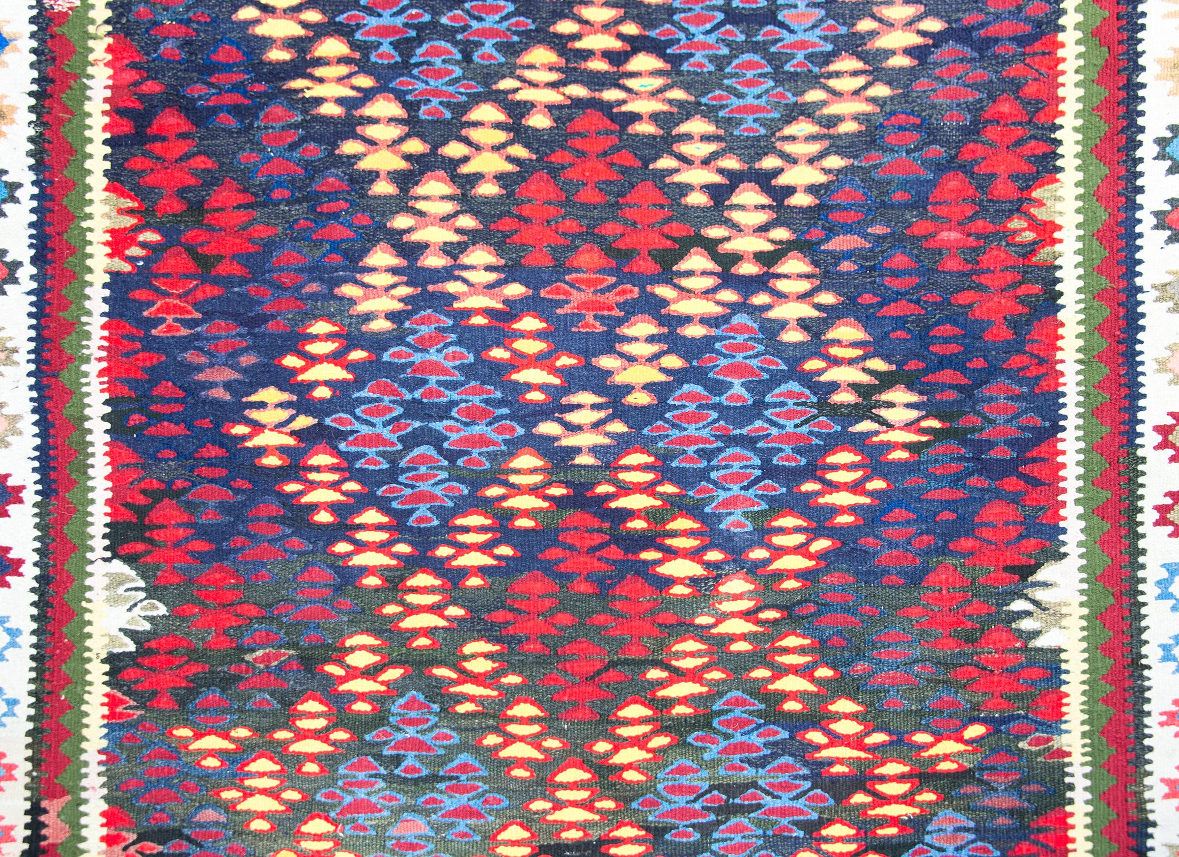 Persischer Qazvin-Kelim-Teppich im Vintage-Stil im Angebot 3