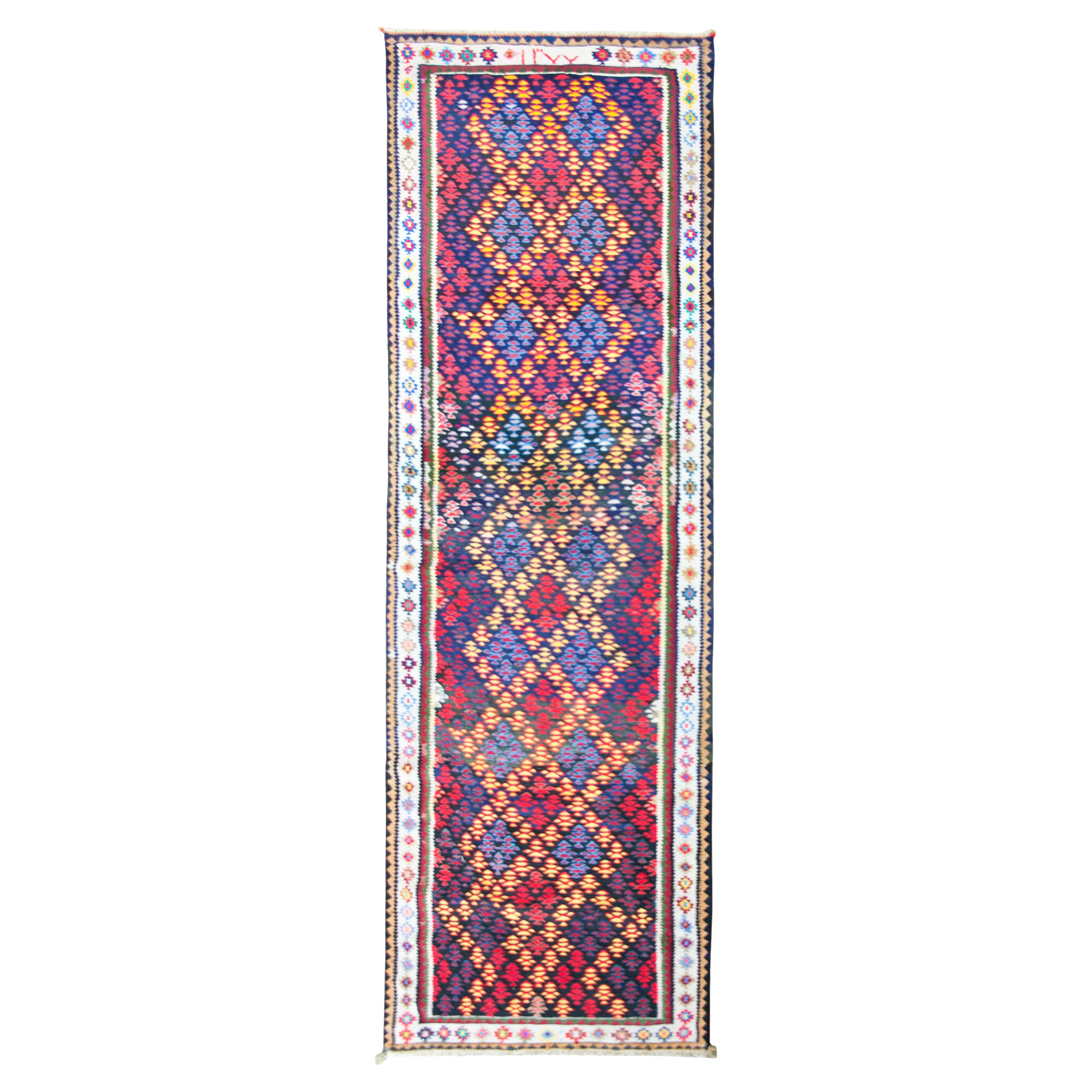 Persischer Qazvin-Kelim-Teppich im Vintage-Stil im Angebot