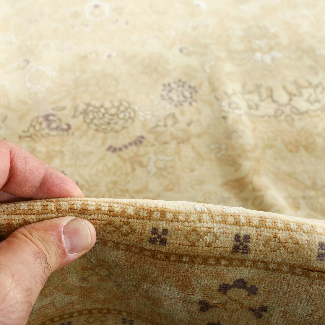 Qom-Teppiche, die aus der historischen Stadt Qom im Zentraliran stammen, gehören zu den feinsten und luxuriösesten Perserteppichen, die es gibt. Qom-Teppiche sind bekannt für ihre aufwändige Handwerkskunst, ihre leuchtenden Farben und ihre