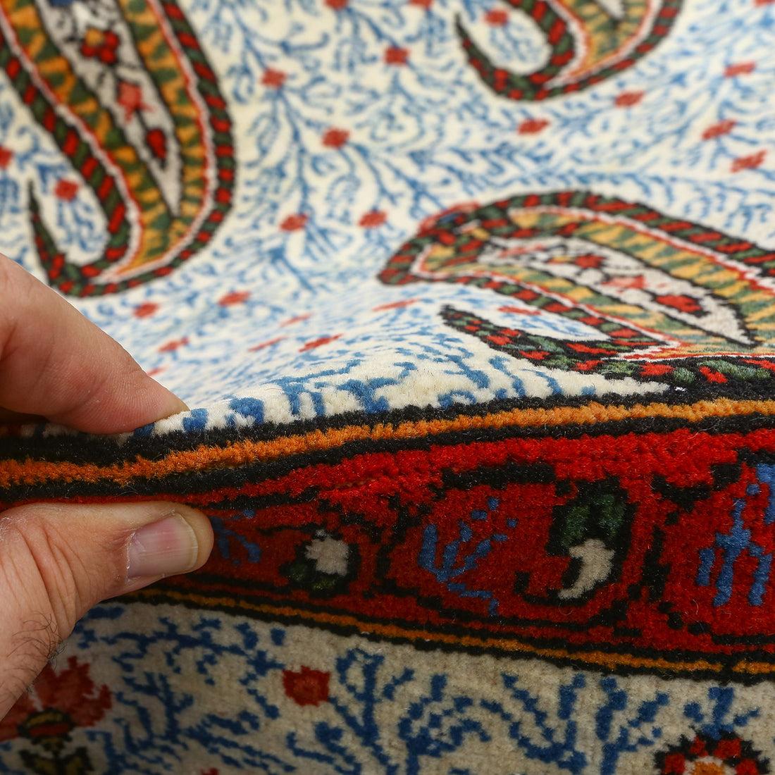 I tappeti Qom, provenienti dalla storica città di Qom, nell'Iran centrale, sono tra i più raffinati e lussuosi tappeti persiani disponibili. Rinomati per la loro intricata lavorazione artigianale, i colori vivaci e i disegni dettagliati, i tappeti