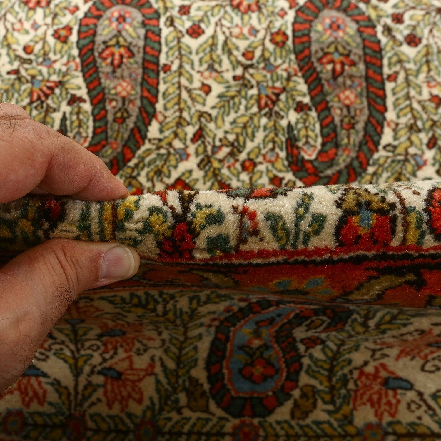 Qom-Teppiche, die aus der historischen Stadt Qom im Zentraliran stammen, gehören zu den feinsten und luxuriösesten Perserteppichen, die es gibt. Qom-Teppiche sind bekannt für ihre aufwändige Handwerkskunst, ihre leuchtenden Farben und ihre