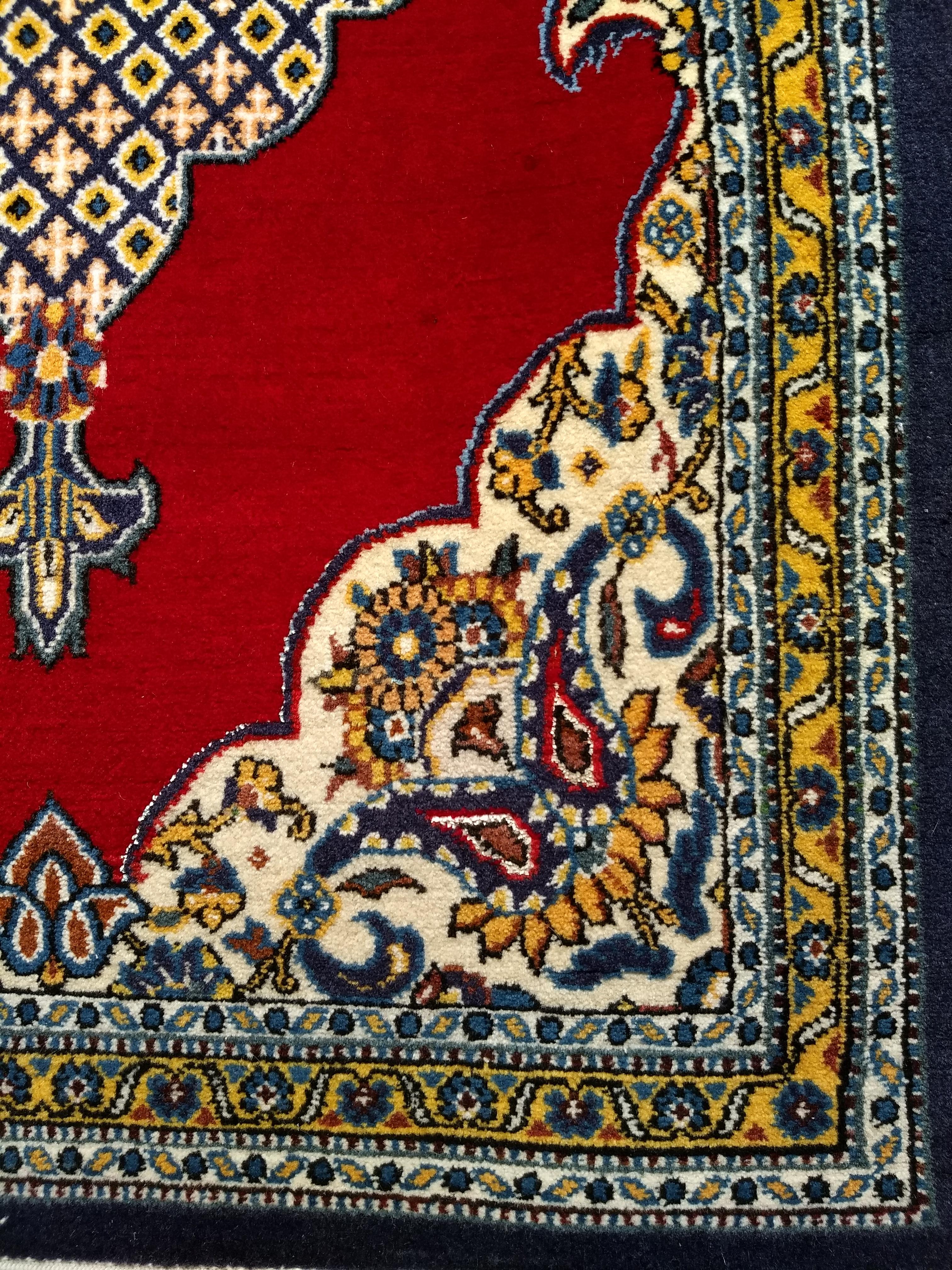 Persischer Qum-Teppich mit geometrischem Muster in den Farben Rot, Marineblau, Elfenbein und Gelb (Wolle) im Angebot