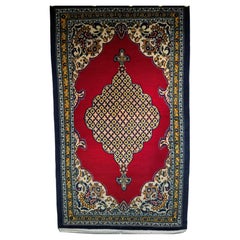 Tapis persan Qum vintage à motif géométrique en rouge, bleu marine, ivoire, jaune