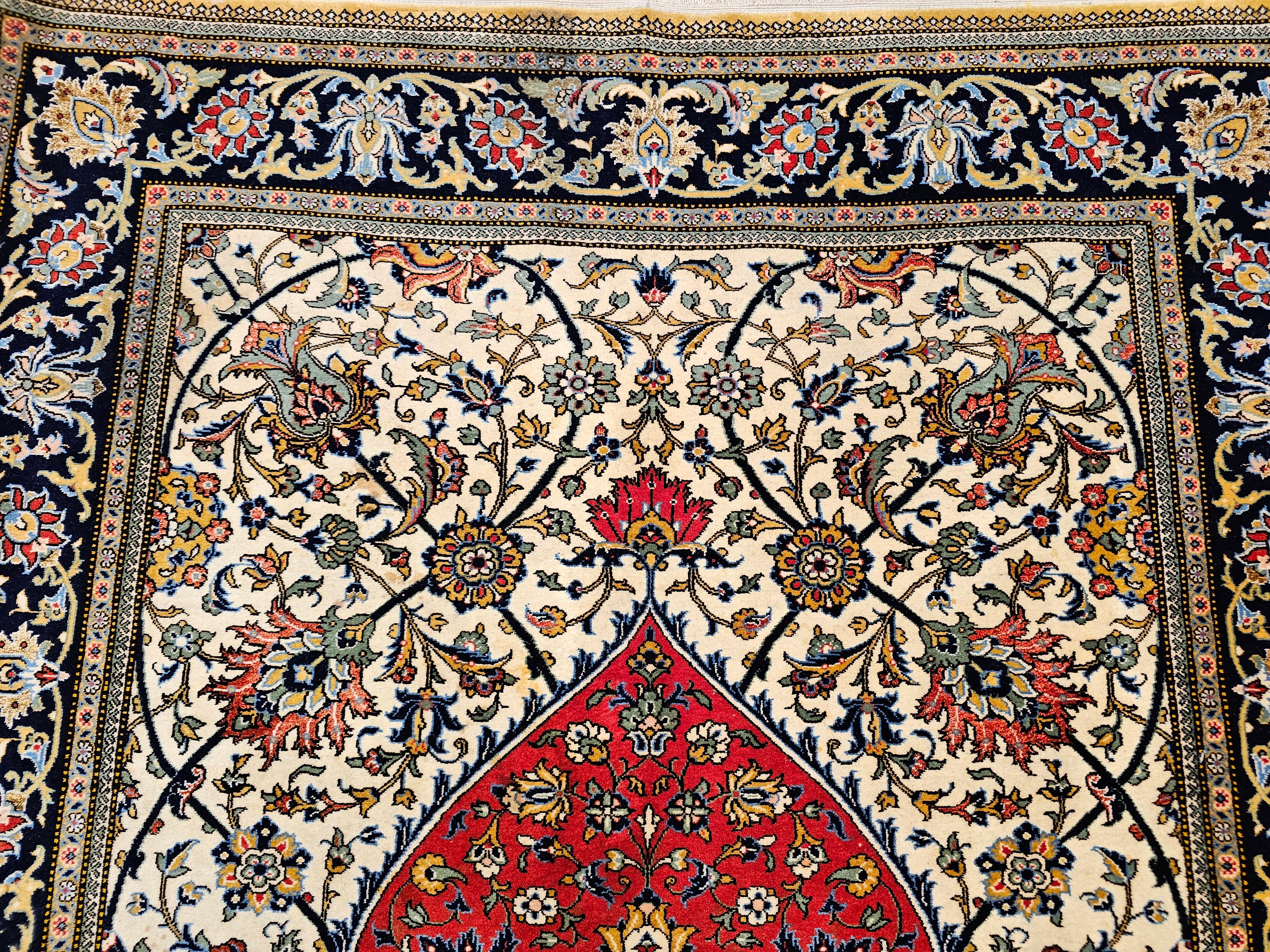 Vintage Persian Qum Vorleger mit Blumenmuster in Elfenbein, Rd, Indigo im Zustand „Gut“ im Angebot in Barrington, IL