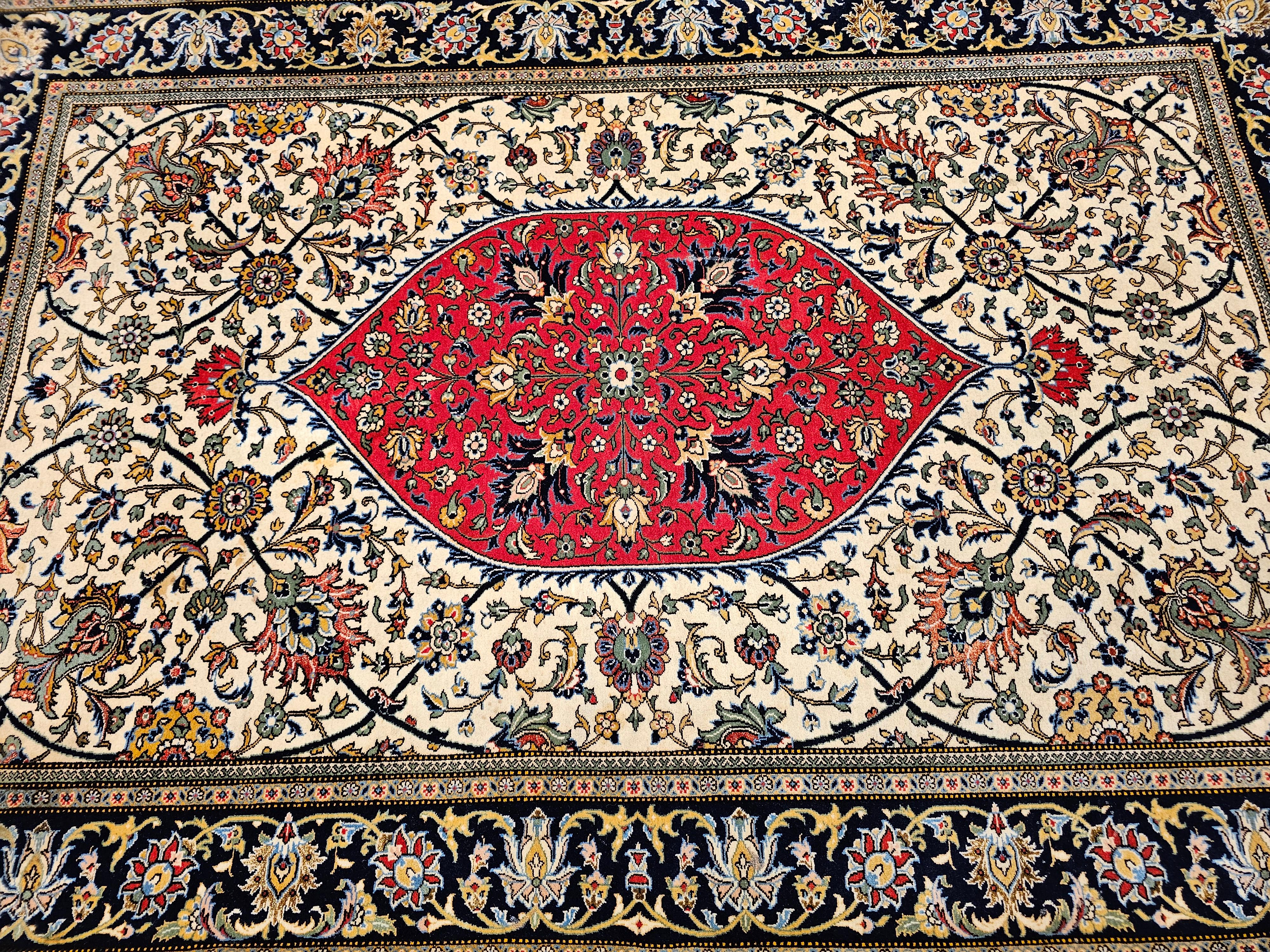 Vintage Persian Qum Vorleger mit Blumenmuster in Elfenbein, Rd, Indigo (20. Jahrhundert) im Angebot