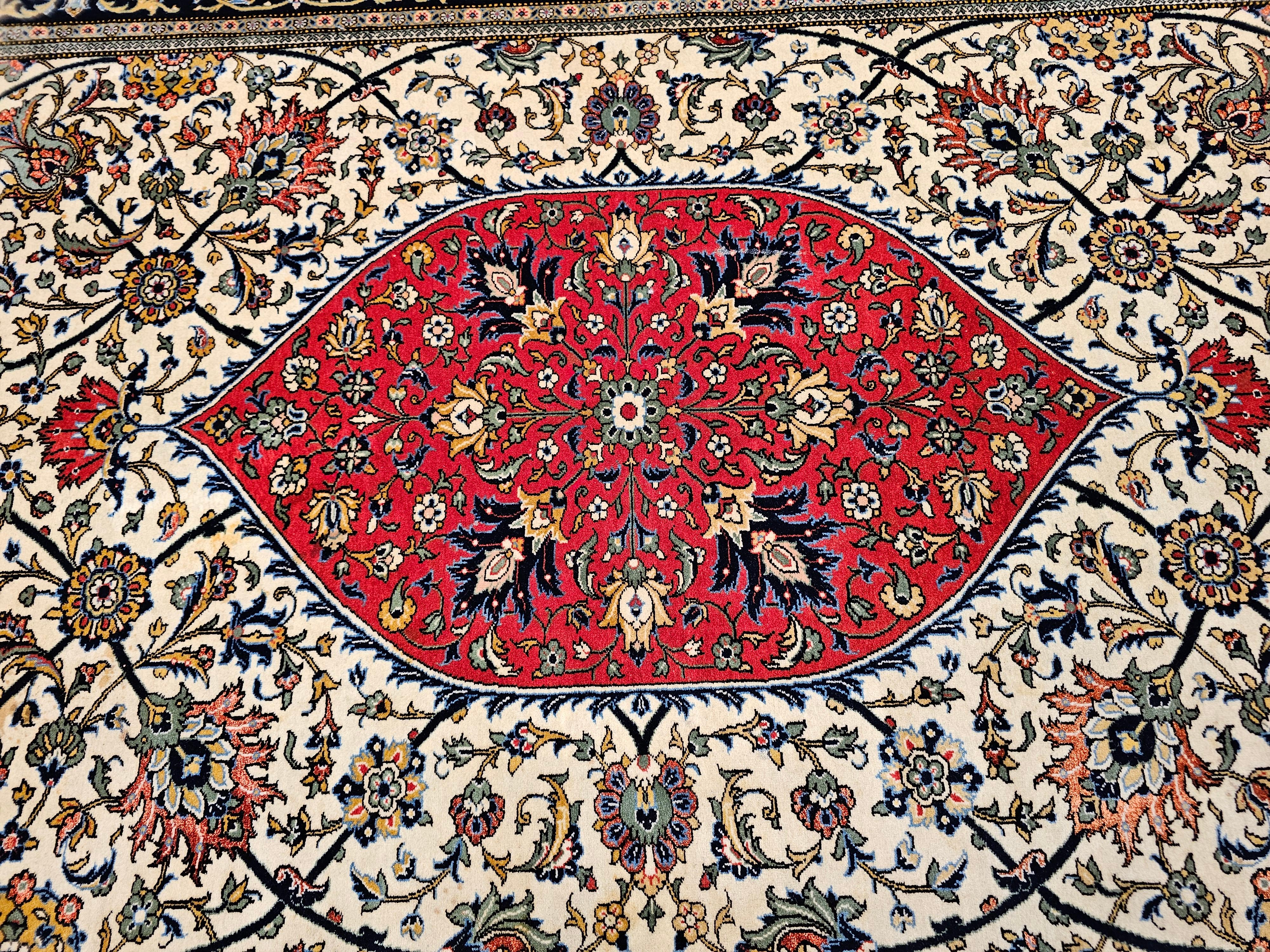 Vintage Persian Qum Vorleger mit Blumenmuster in Elfenbein, Rd, Indigo (Wolle) im Angebot