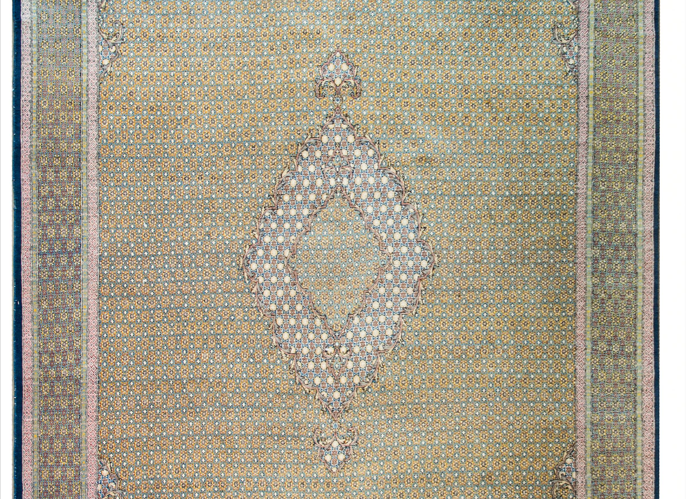 Ein faszinierender persischer Qum-Teppich aus der Mitte des 20. Jahrhunderts mit einem kunstvoll gewebten Muster, das unzählige winzige Sterne in einem angeblichen Muster quer über das Feld enthält, die in wechselnden Farben angeordnet sind, um ein