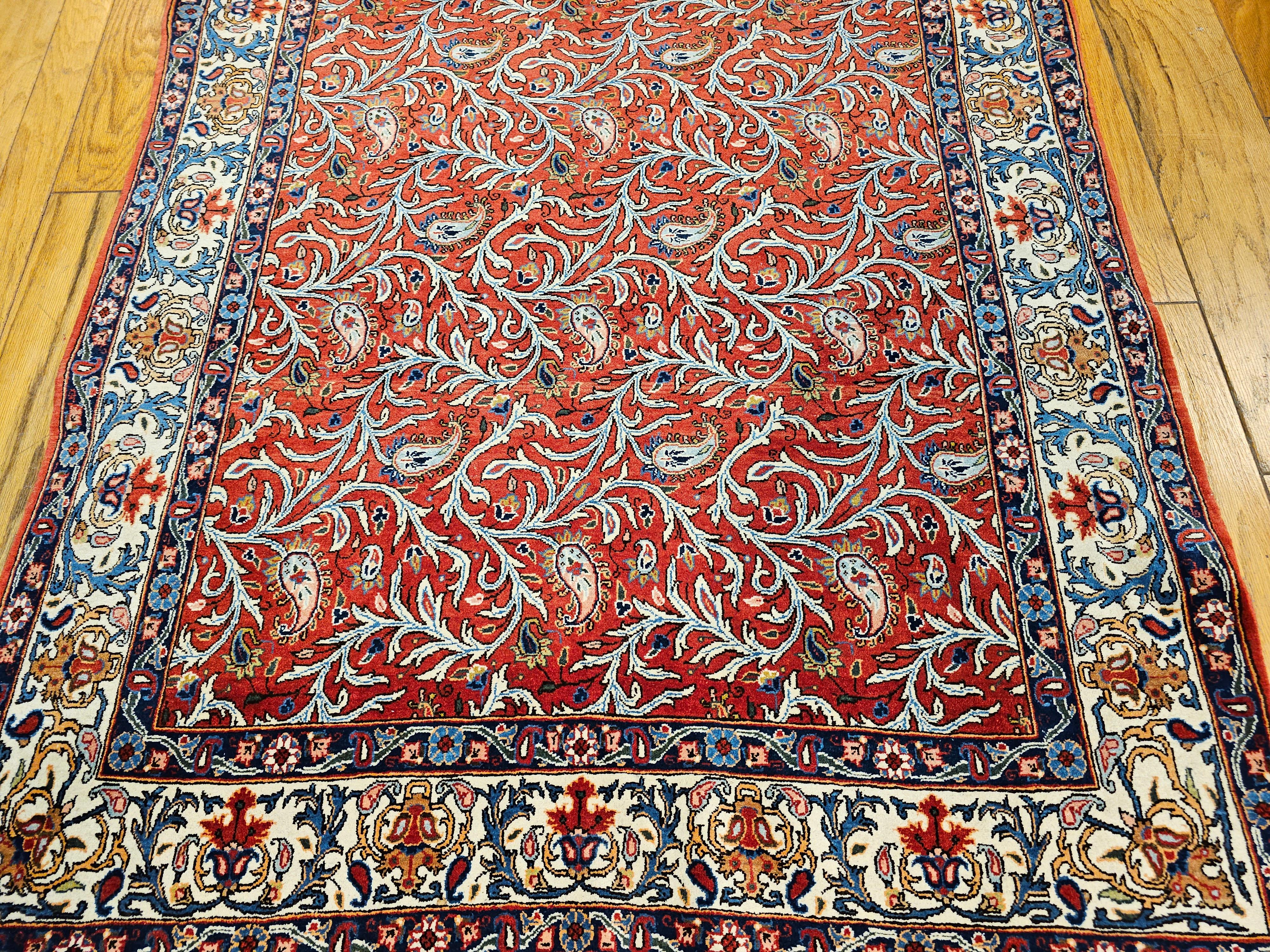 Noué à la main Tapis persan vintage Qum à motif cachemire intégral en rouge brique, ivoire et bleu en vente