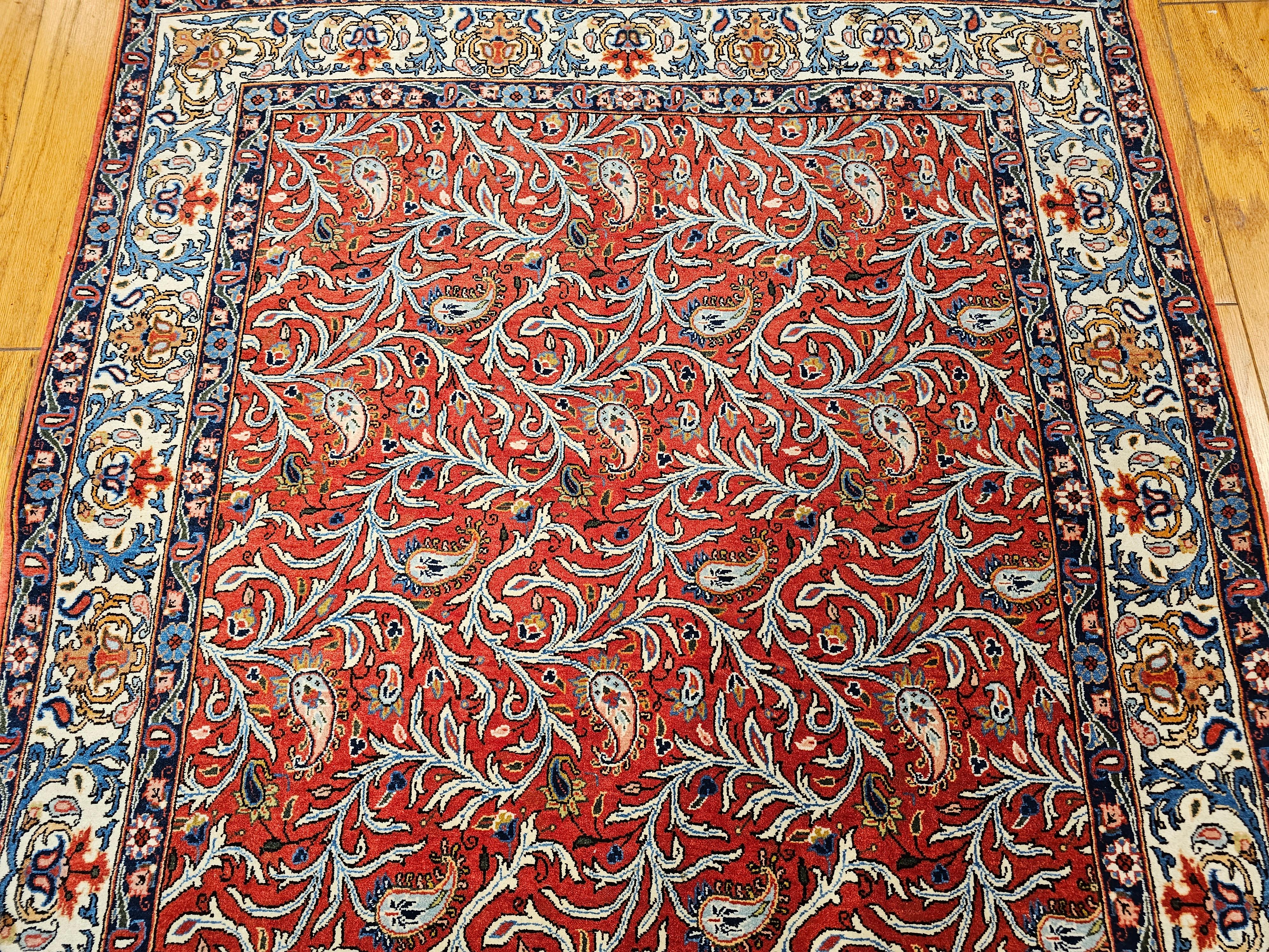 Perse Tapis persan vintage Qum à motif cachemire intégral en rouge brique, ivoire et bleu en vente