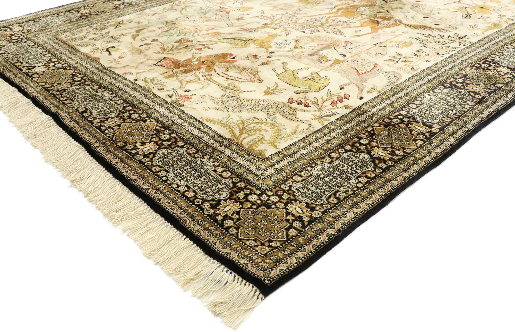 77512, tapis persan Qum vintage avec scène de chasse. Ce tapis persan Qum vintage en laine nouée à la main présente une scène de chasse animée sur un fond beige. Le sens du vol est évident lorsque des chasseurs persans à cheval luttent avec des