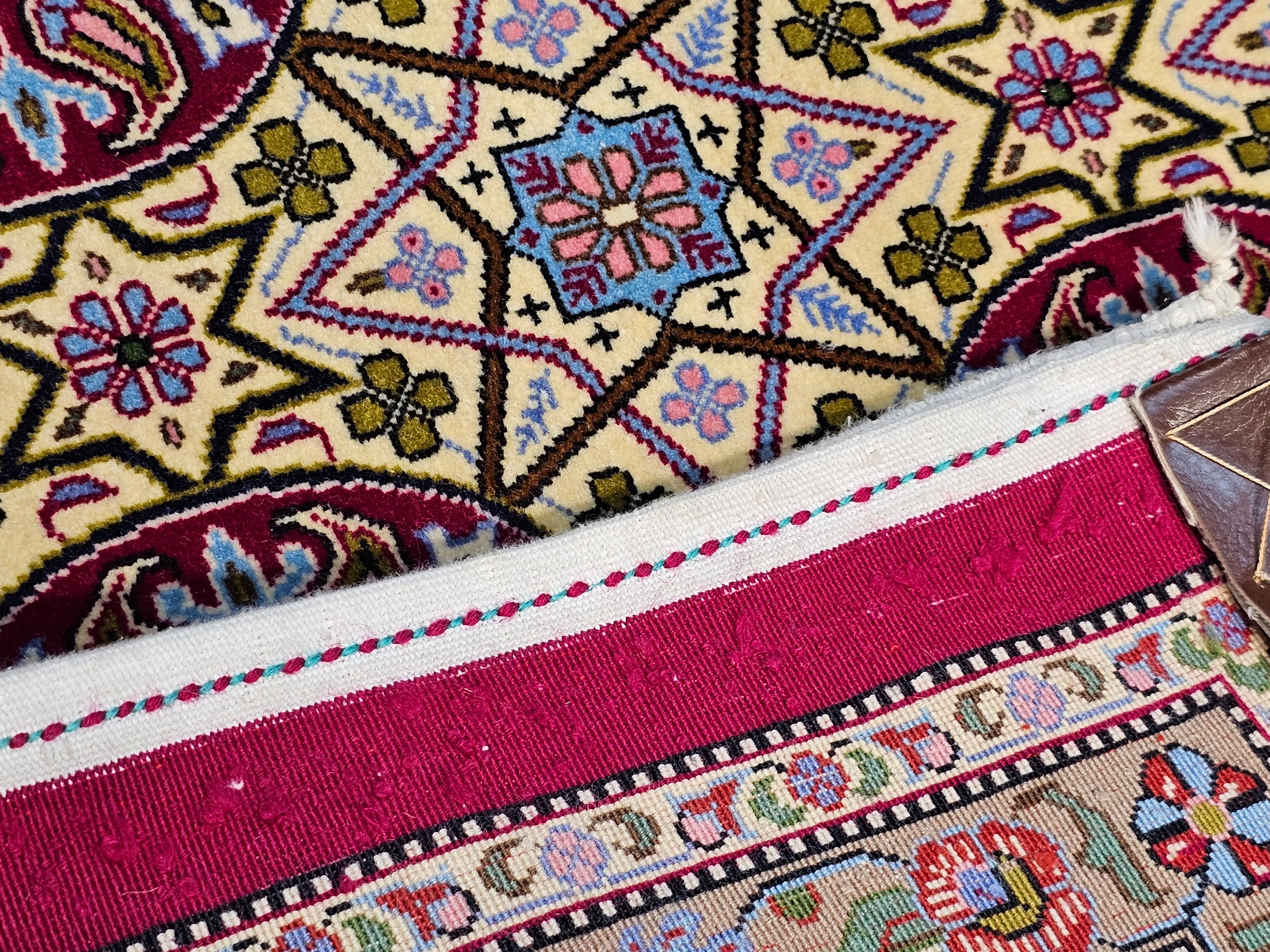 Runner persiano d'epoca in Qum con motivo a trifoglio in giallo pallido, blu bambino e rosso in vendita 3