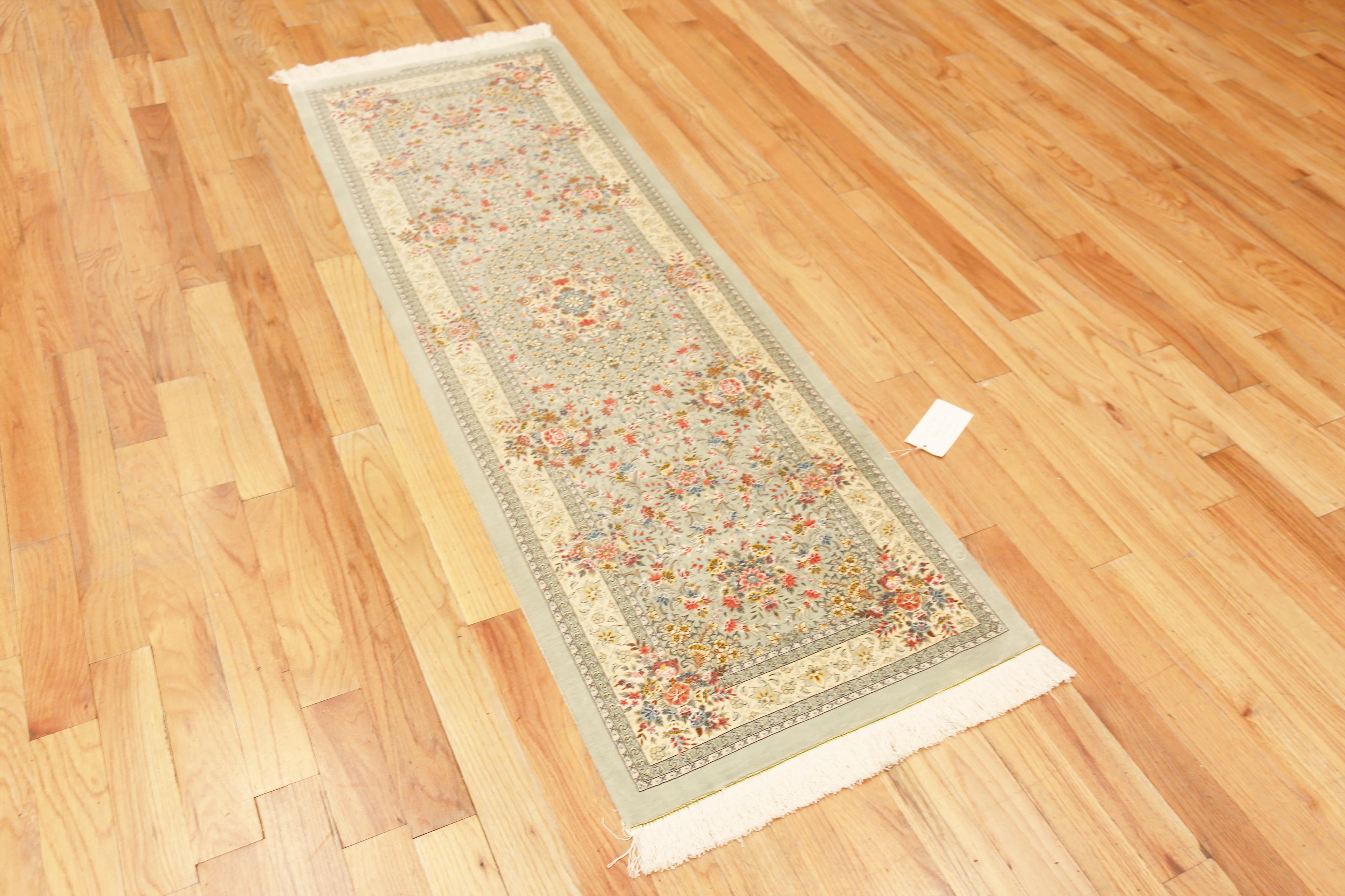 Preciosa Alfombra Persa Qum de Seda con Fondo Negro, País de Origen / Tipo de Alfombra: Alfombra Persa Moderna, Fecha Circa: Finales Siglo XX