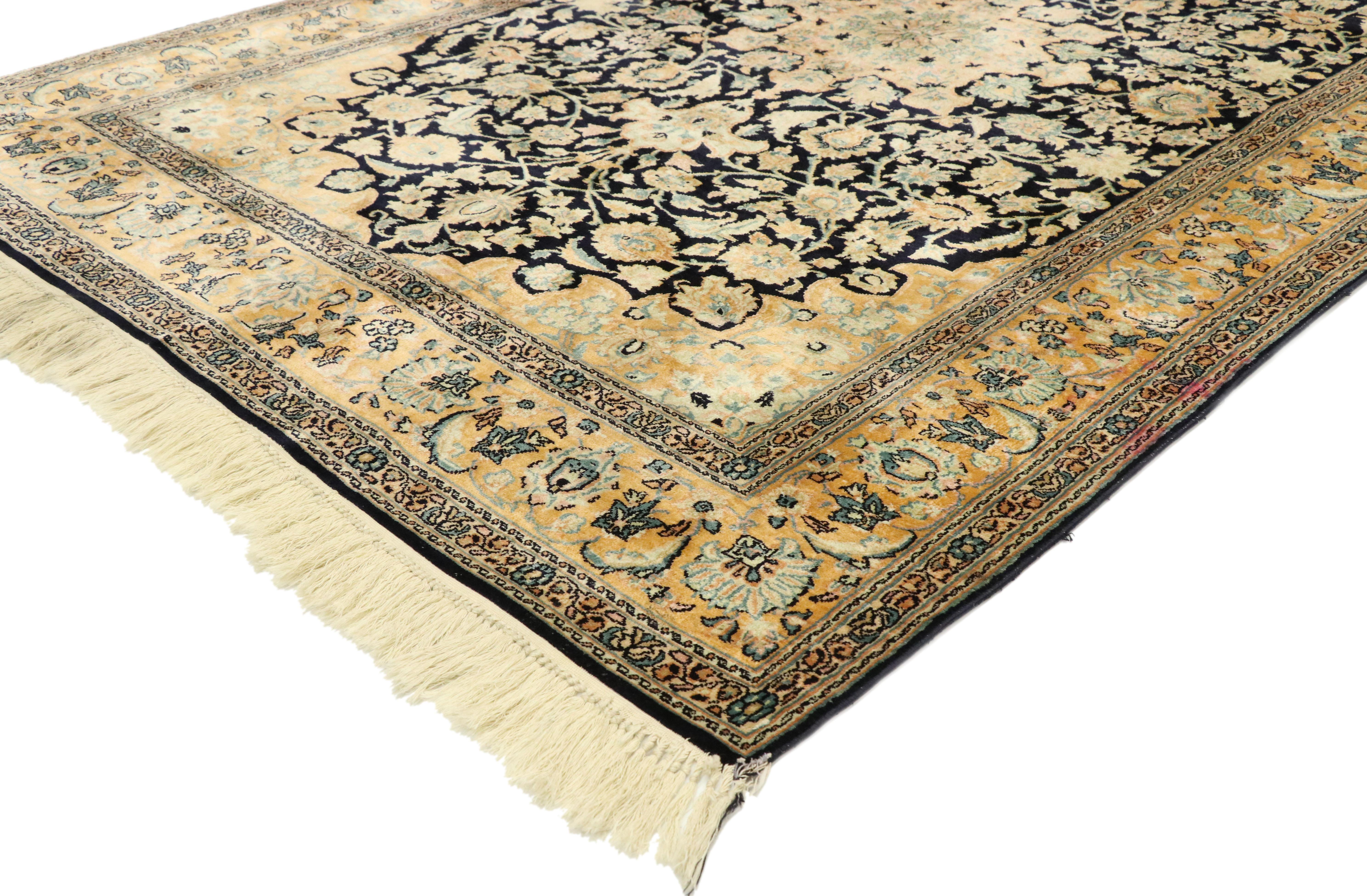 77505 Tappeto persiano vintage in seta Qum con stile Art Nouveau Rococò . Grazie ai dettagli ornamentali e alla simmetria ben bilanciata combinati con una tavolozza di colori da sogno, questo tappeto Qum in seta persiana annodato a mano incarna