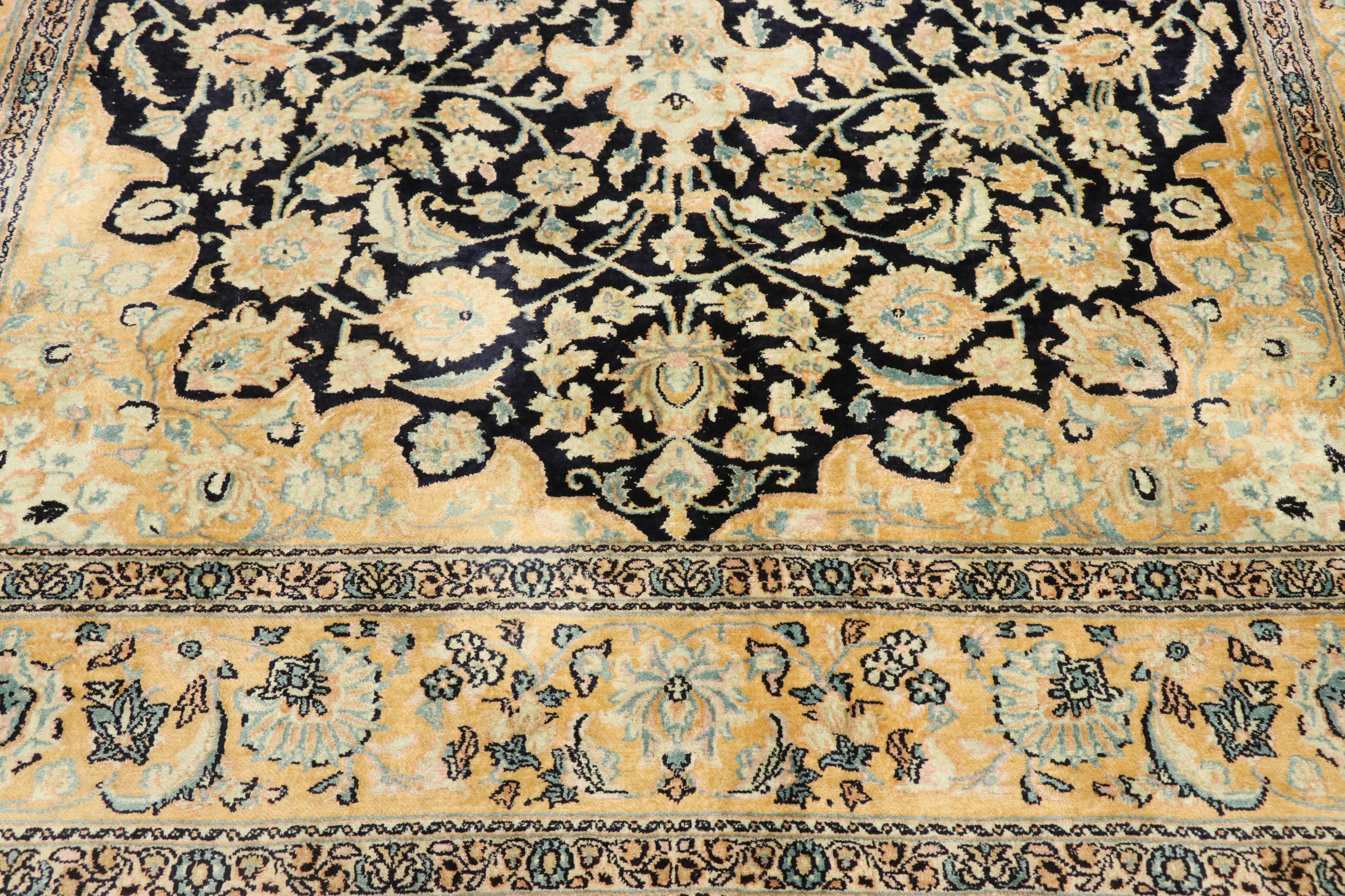 Persiano Tappeto persiano vintage in seta Qum con stile Art Nouveau Rococò in vendita