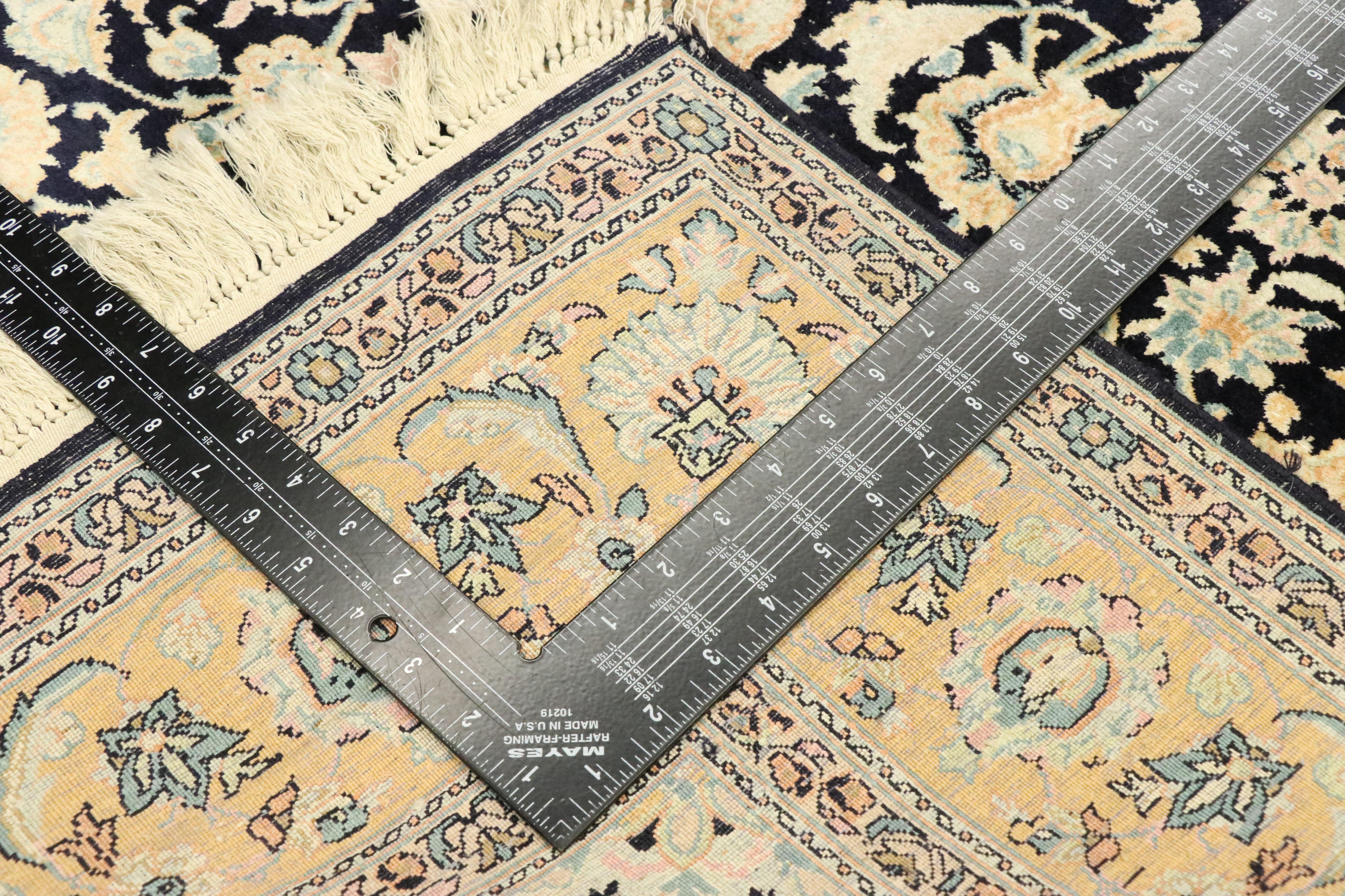 Annodato a mano Tappeto persiano vintage in seta Qum con stile Art Nouveau Rococò in vendita