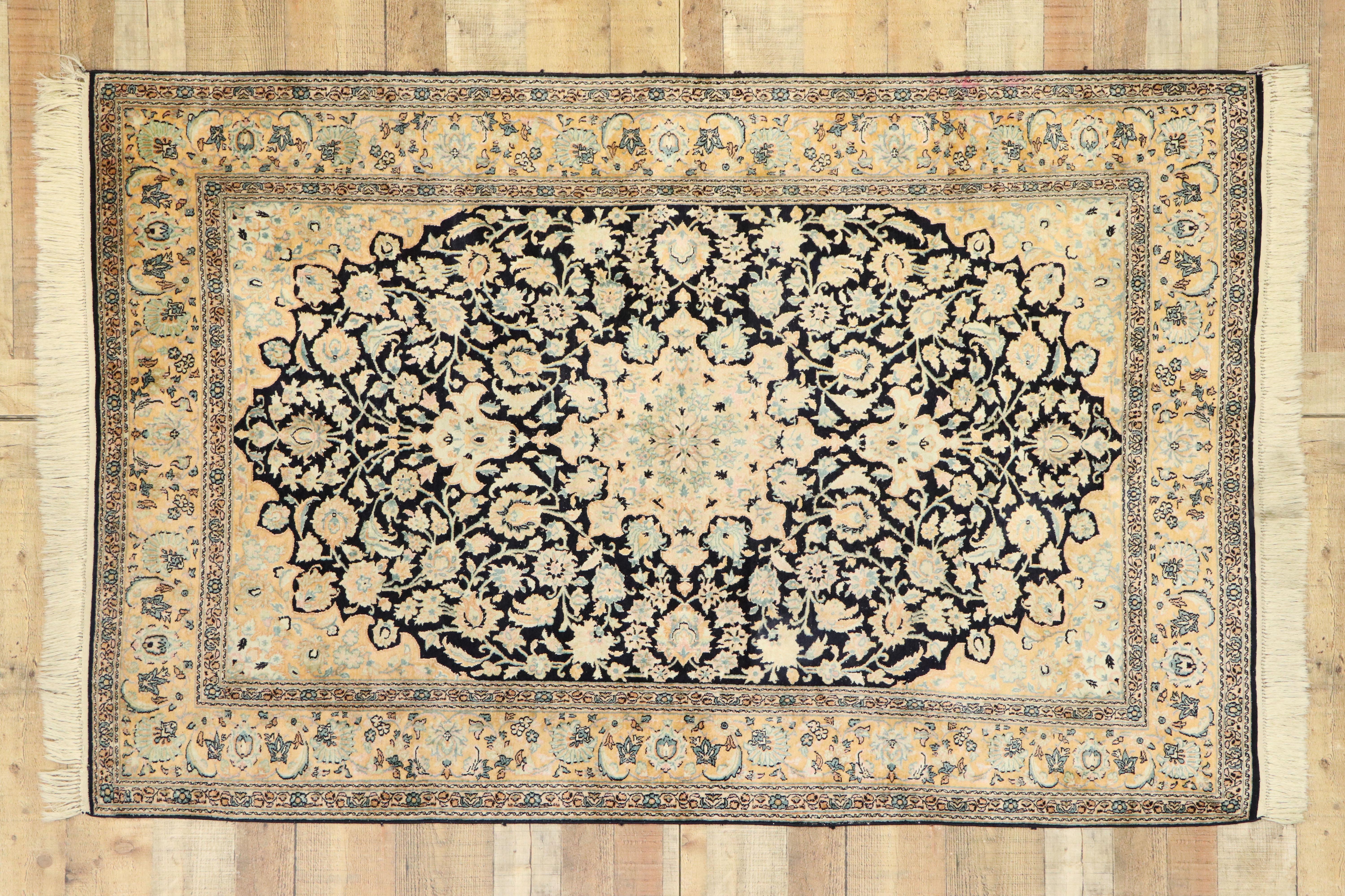 Seta Tappeto persiano vintage in seta Qum con stile Art Nouveau Rococò in vendita