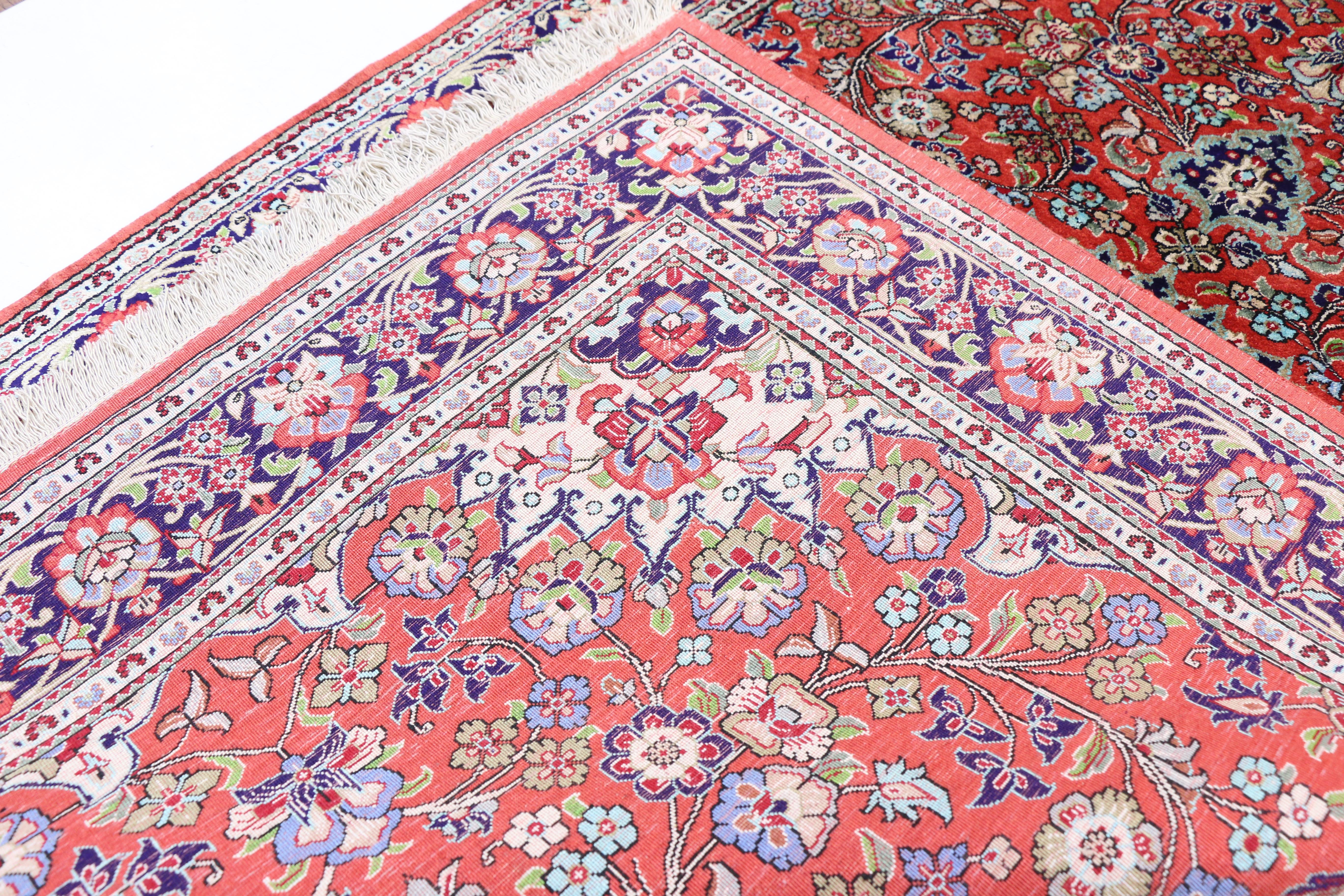 Noué à la main Tapis persan vintage en soie Qum avec motif rococo style maison de maître en vente