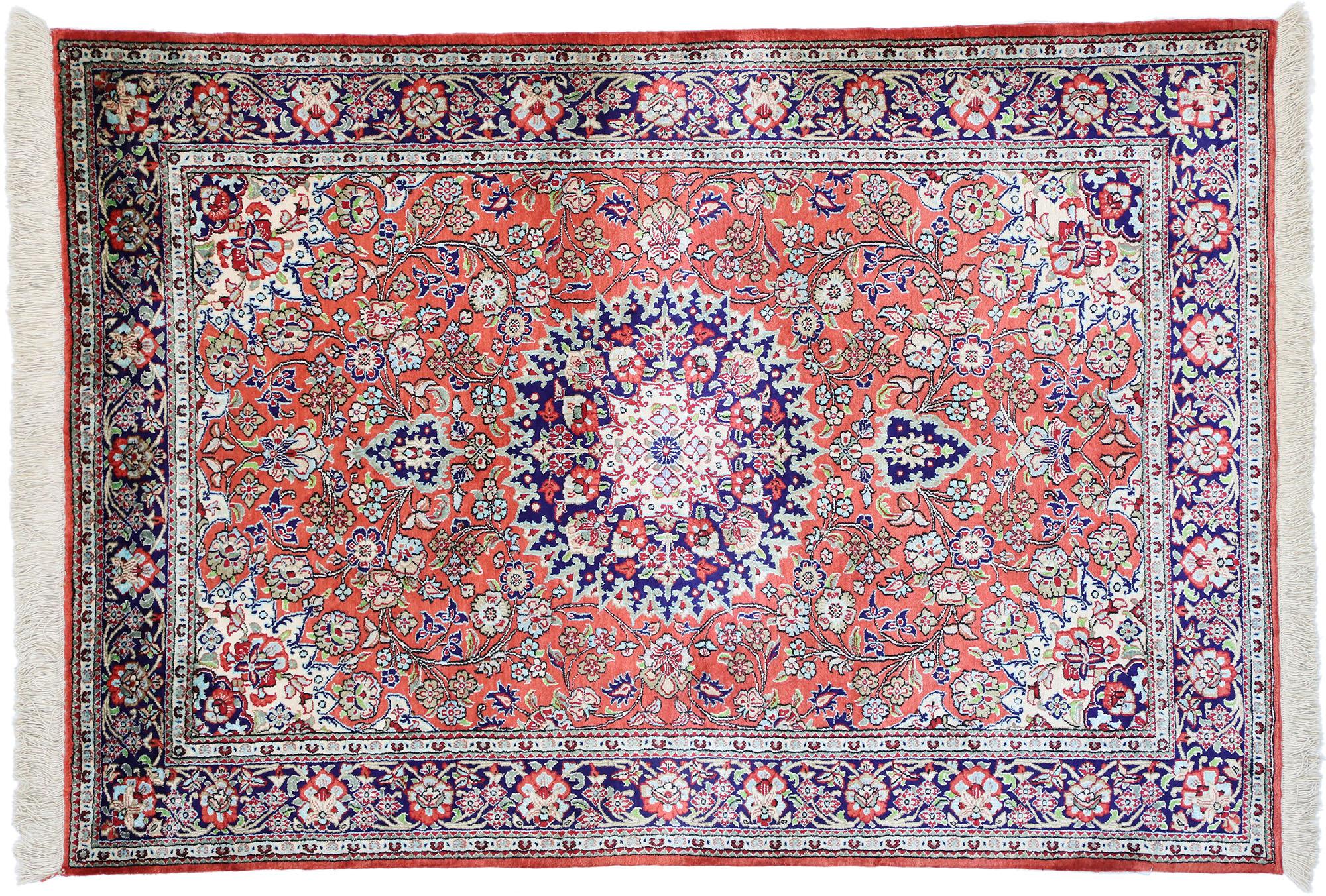 Soie Tapis persan vintage en soie Qum avec motif rococo style maison de maître en vente