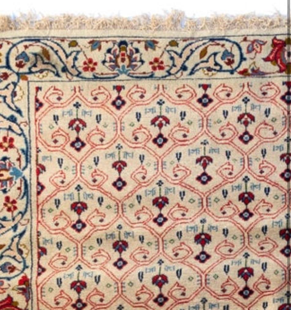 Voici un très bel exemple de tapis persan Kashan tissé à la main dans les années 1960 : 4,9 x 6,4 pieds.
  