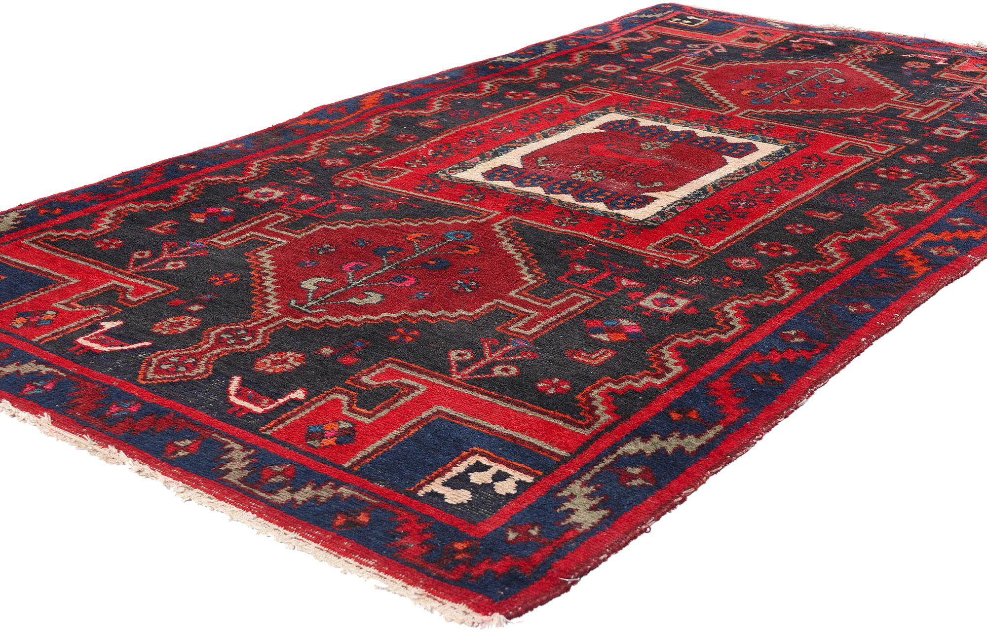78844 Tappeto persiano vintage Nahavand Hamadan, 04'04 x 08'00. Questo squisito tappeto persiano d'epoca in lana annodato a mano, proveniente dal villaggio di Nahavand, mette in mostra le ricche tradizioni di tessitura della regione di Hamadan,