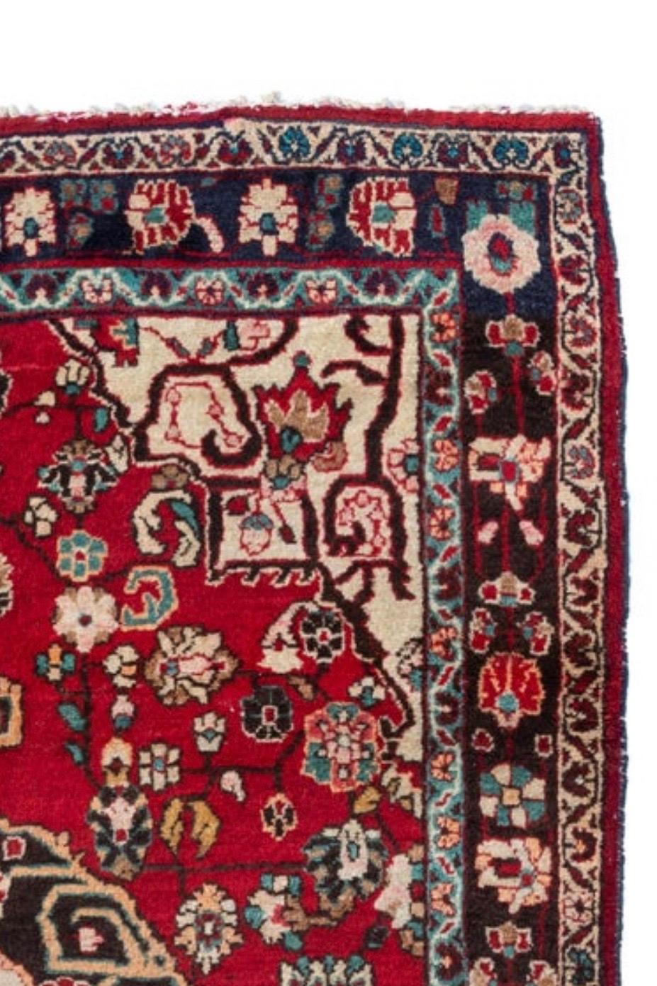 Sarouk ist ein kleines Dorf und seine Nachbardörfer im Nordwesten des Iran. Die meisten Sarouk-Teppiche haben ein sehr ausgeprägtes Design, das von Blumengirlanden und -bouquets abhängt. 

Dies ist ein schöner Vintage-Sarouk-Teppich aus den 1960er