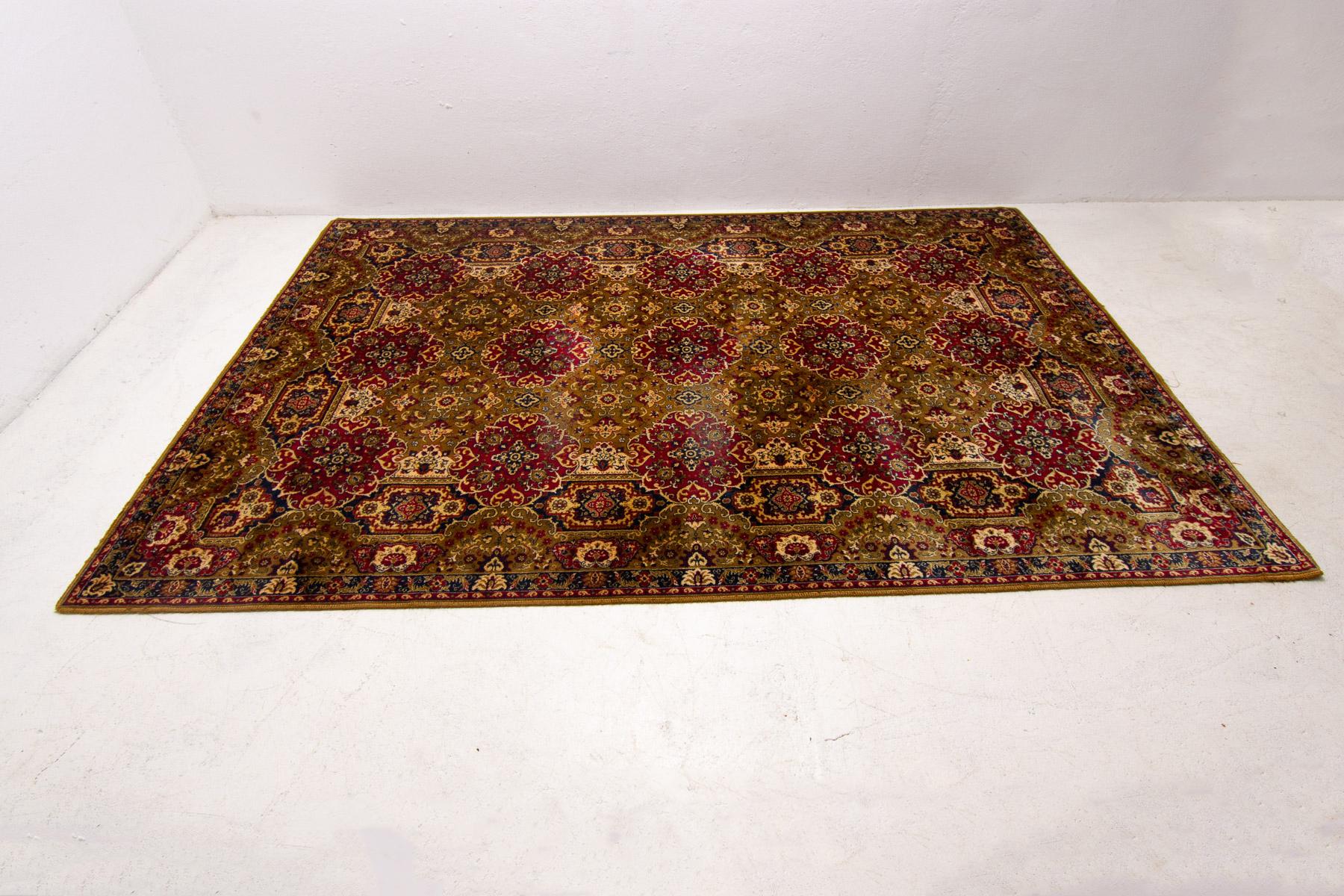 Vintage modern rug, made in the 1970s. Slight signs of age and using, but overall in good vintage condition.

Dimensions: 300 x 200 cm.