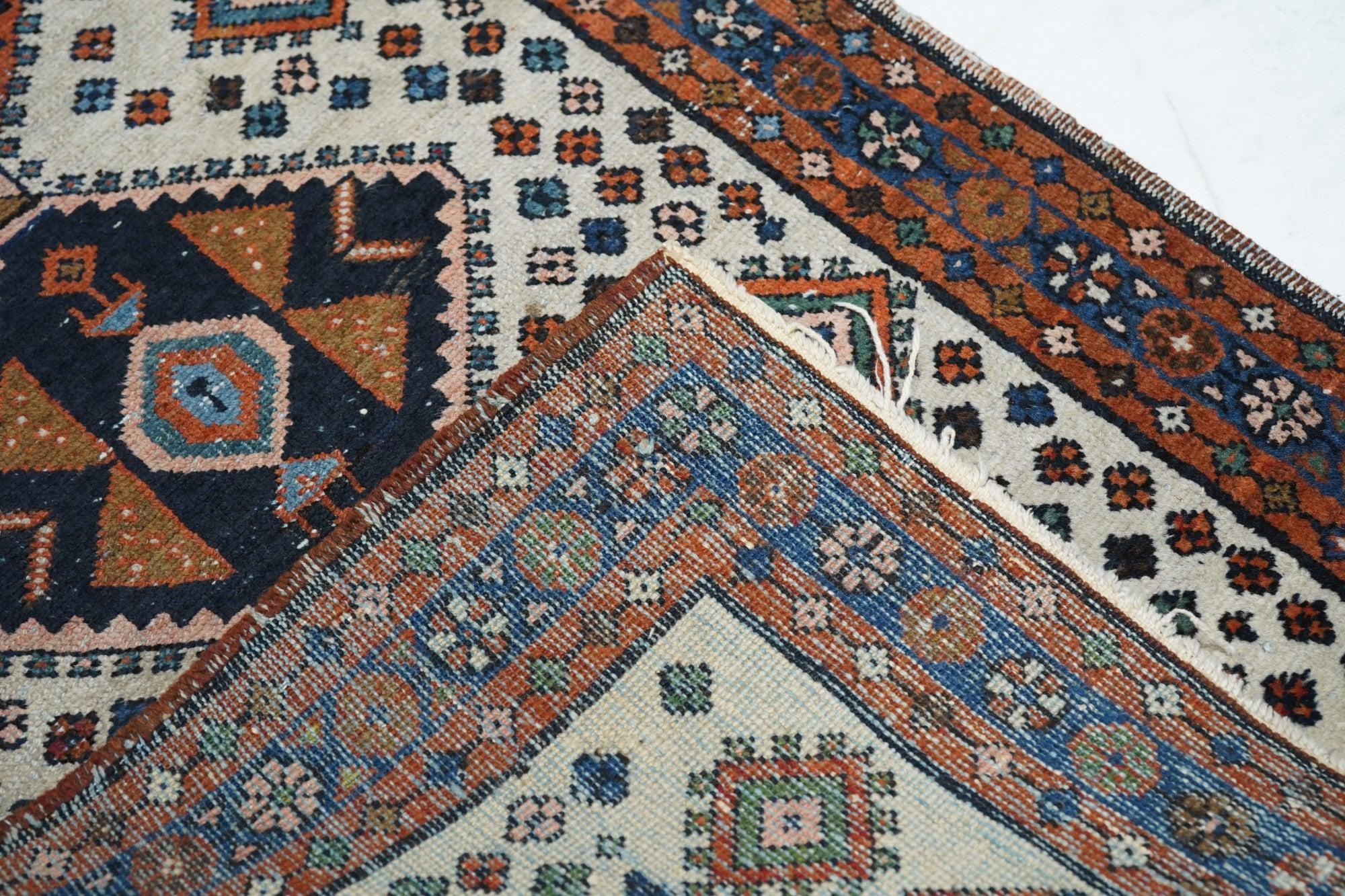Persischer Vintage-Teppich 2'6'' x 4'6'' (Mitte des 20. Jahrhunderts) im Angebot