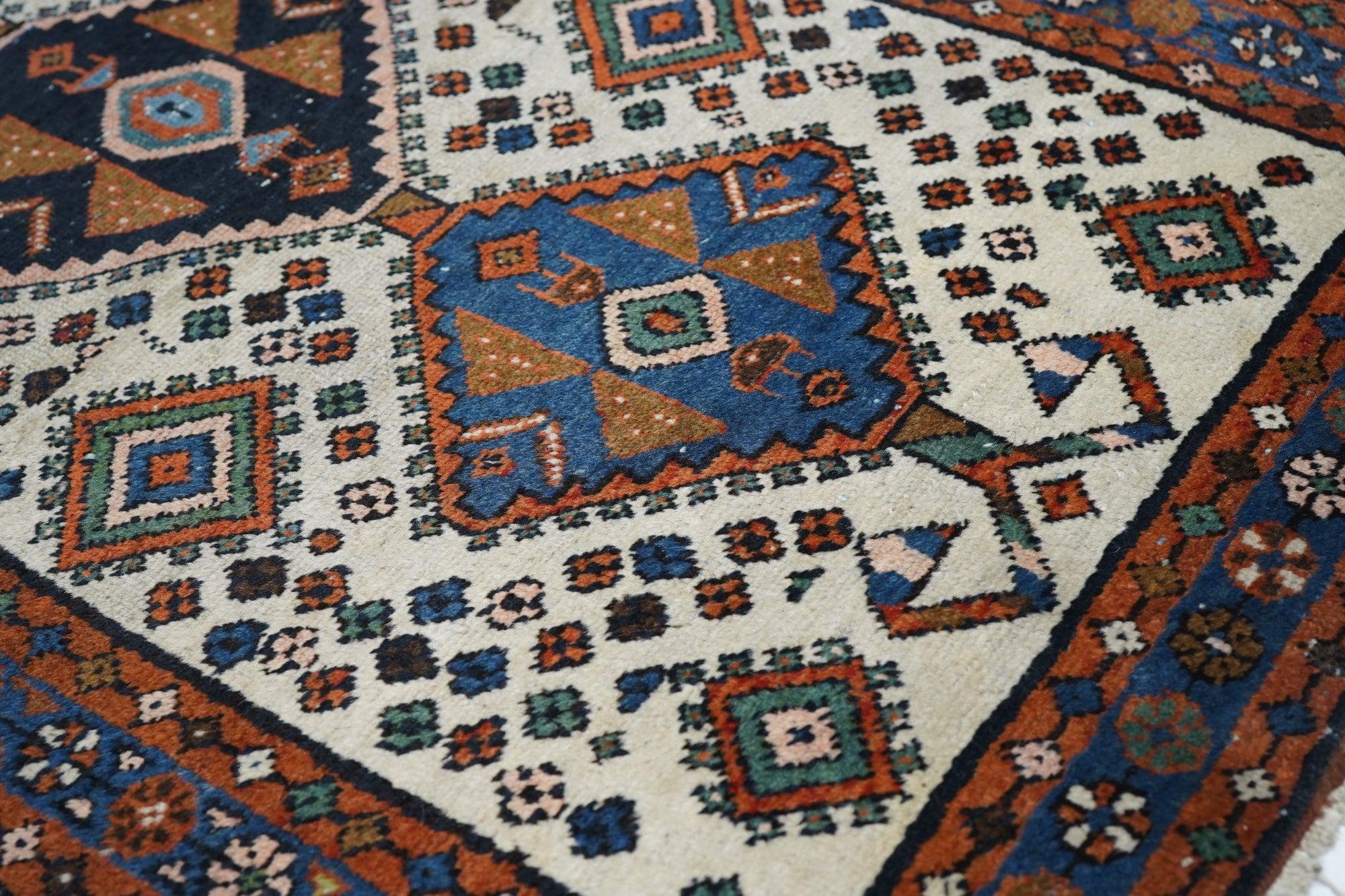 Persischer Vintage-Teppich 2'6'' x 4'6'' im Angebot 3