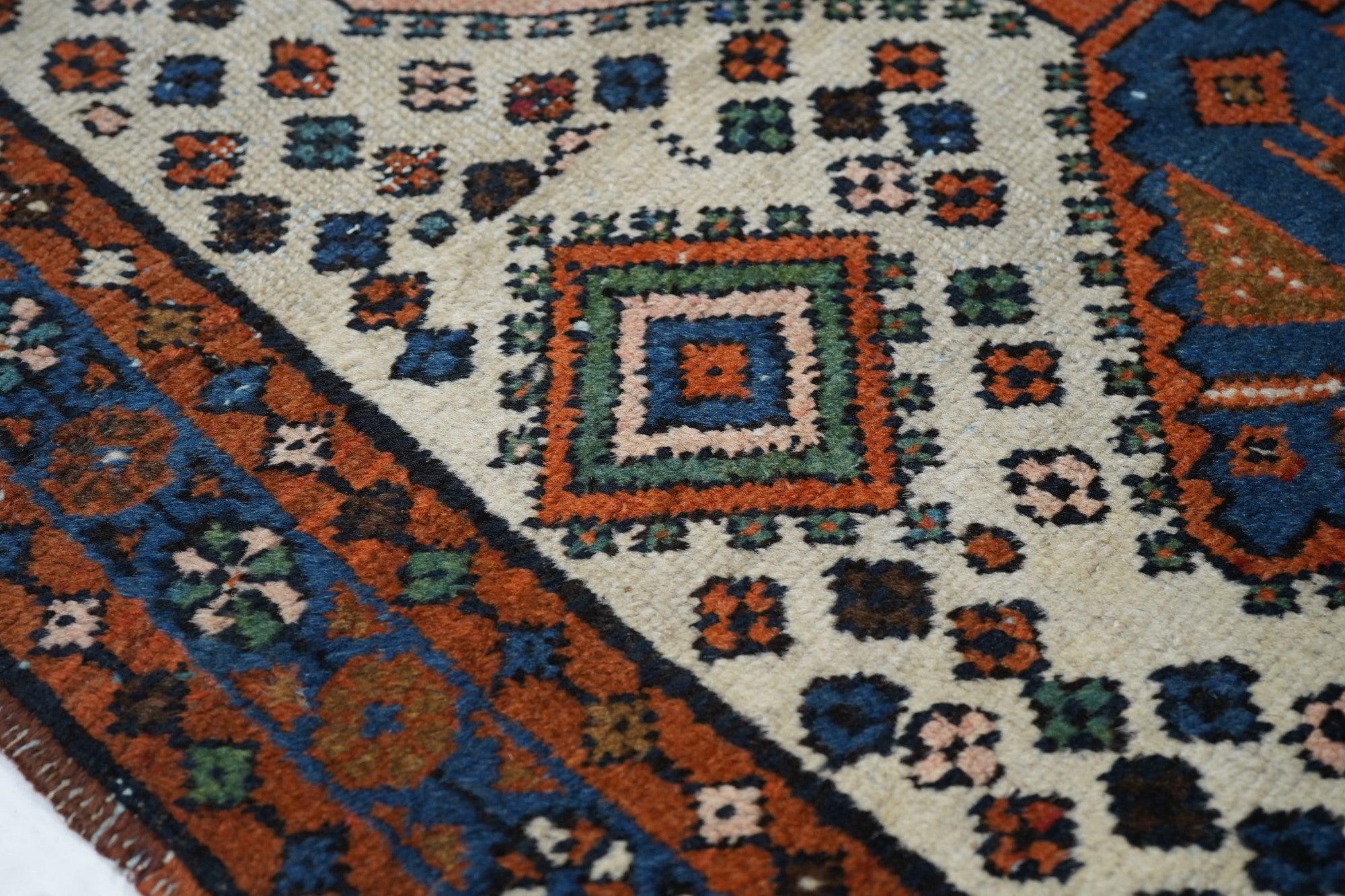 Persischer Vintage-Teppich 2'6'' x 4'6'' im Angebot 4
