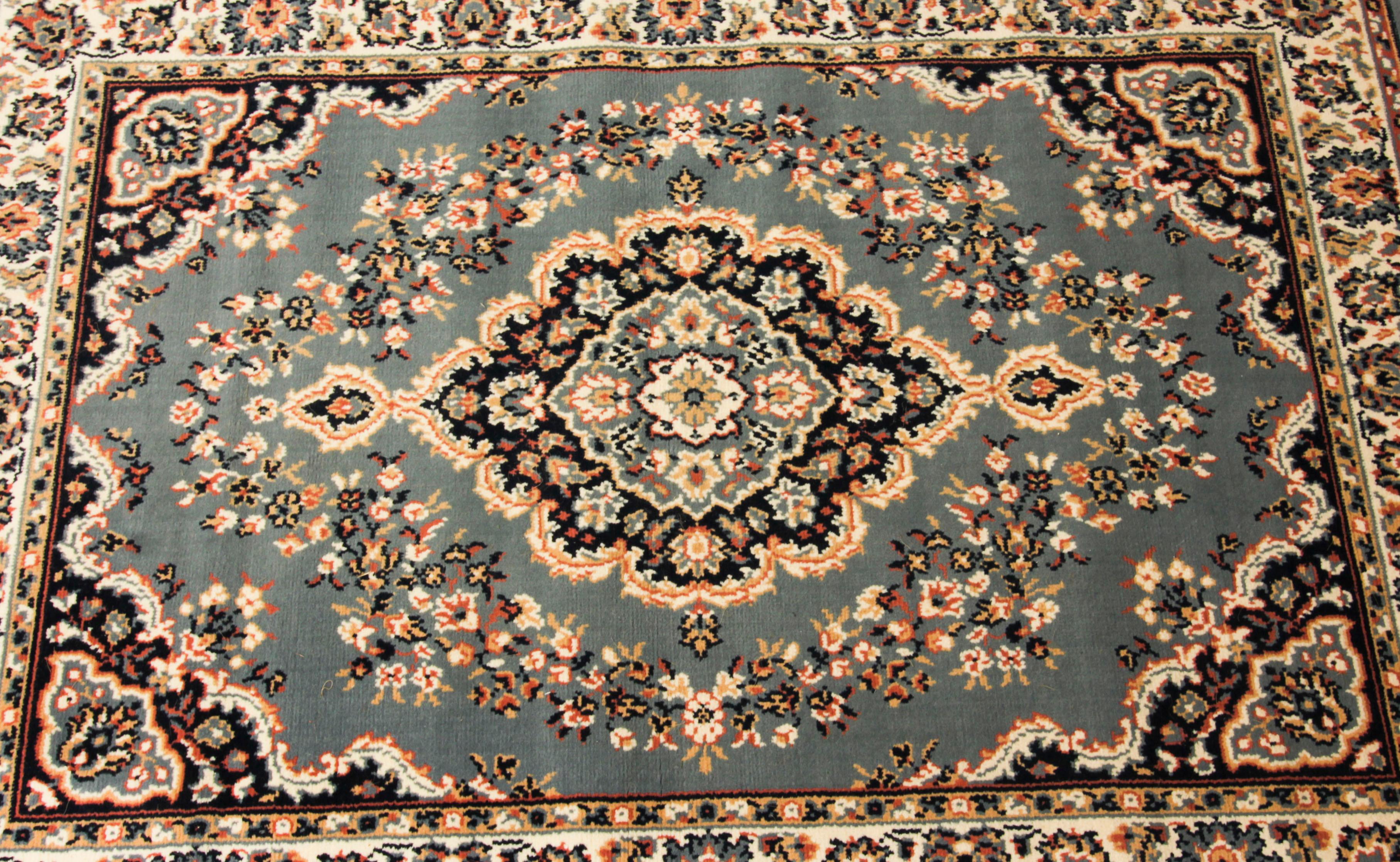 Dieser sehr elegante, hochwertige Vintage-Perserteppich wurde von Mastercraft aus Lancashire vertrieben und stammt aus dem letzten Viertel des 20. Jahrhunderts.
 
Dieser schöne Teppich wurde maschinell gewebt und zeigt ein schwarzes und saphirblaues